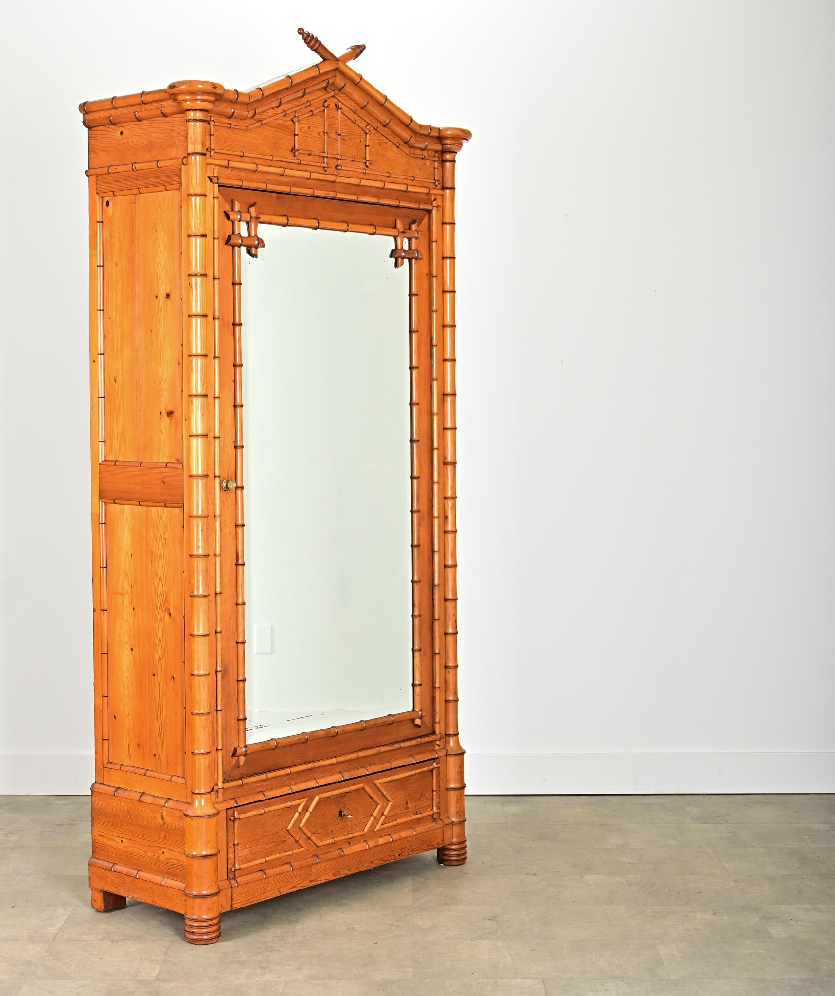 Francese Armoire francese del XIX secolo in pino e specchio in finto bambù in vendita