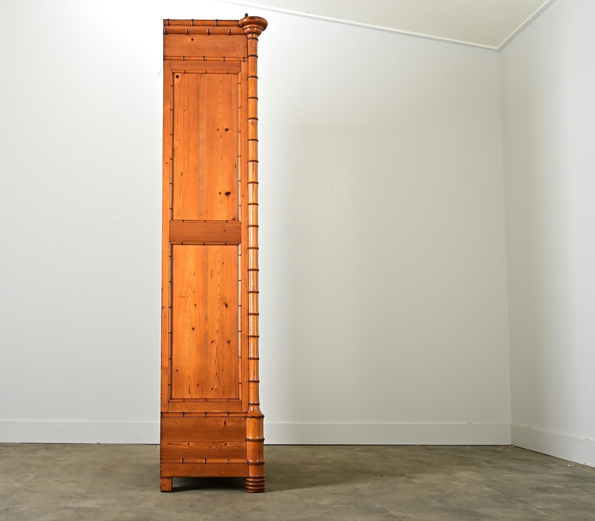 Intagliato Armoire francese del XIX secolo in pino e specchio in finto bambù in vendita