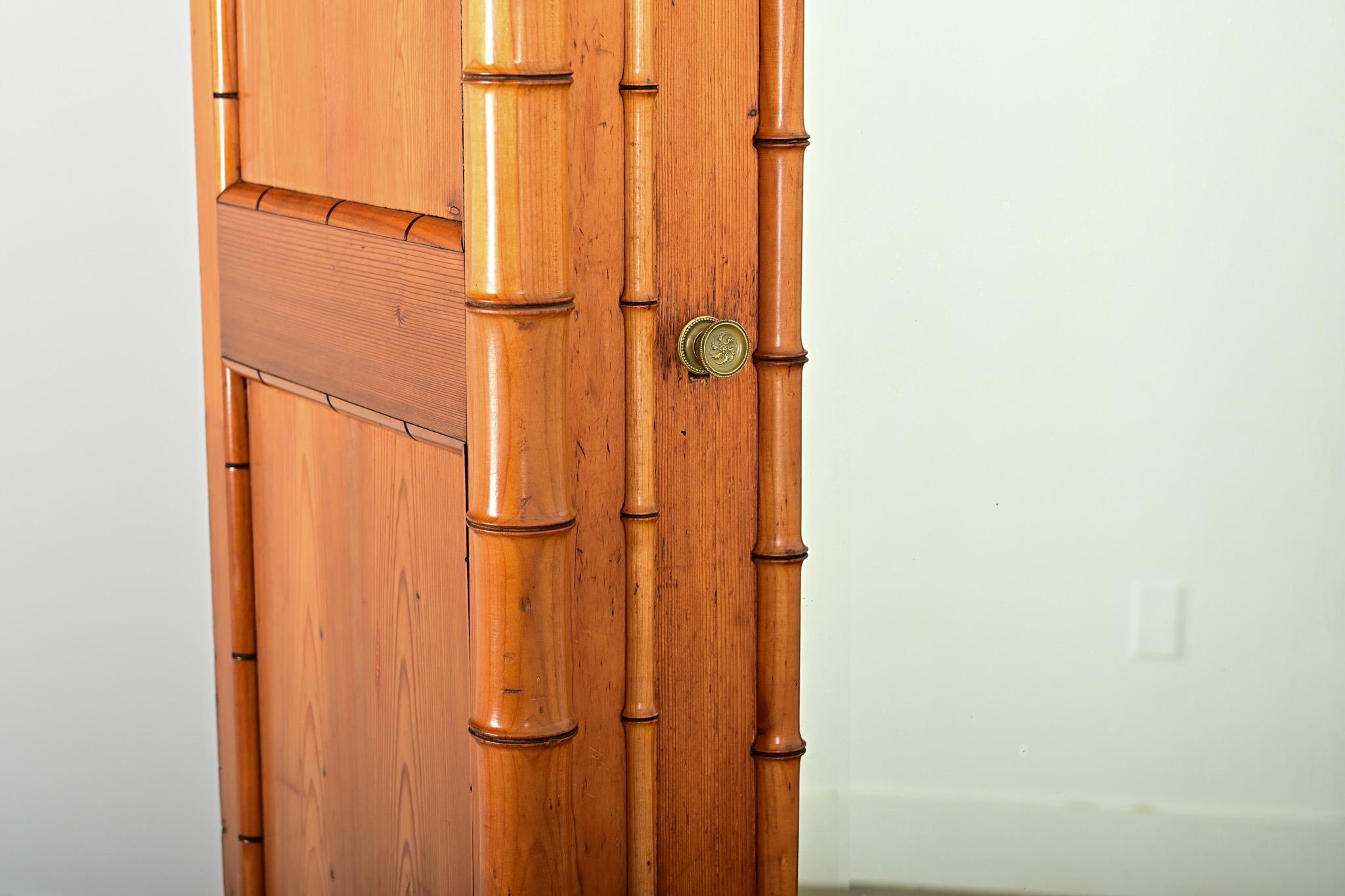 Armoire francese del XIX secolo in pino e specchio in finto bambù In condizioni buone in vendita a Baton Rouge, LA