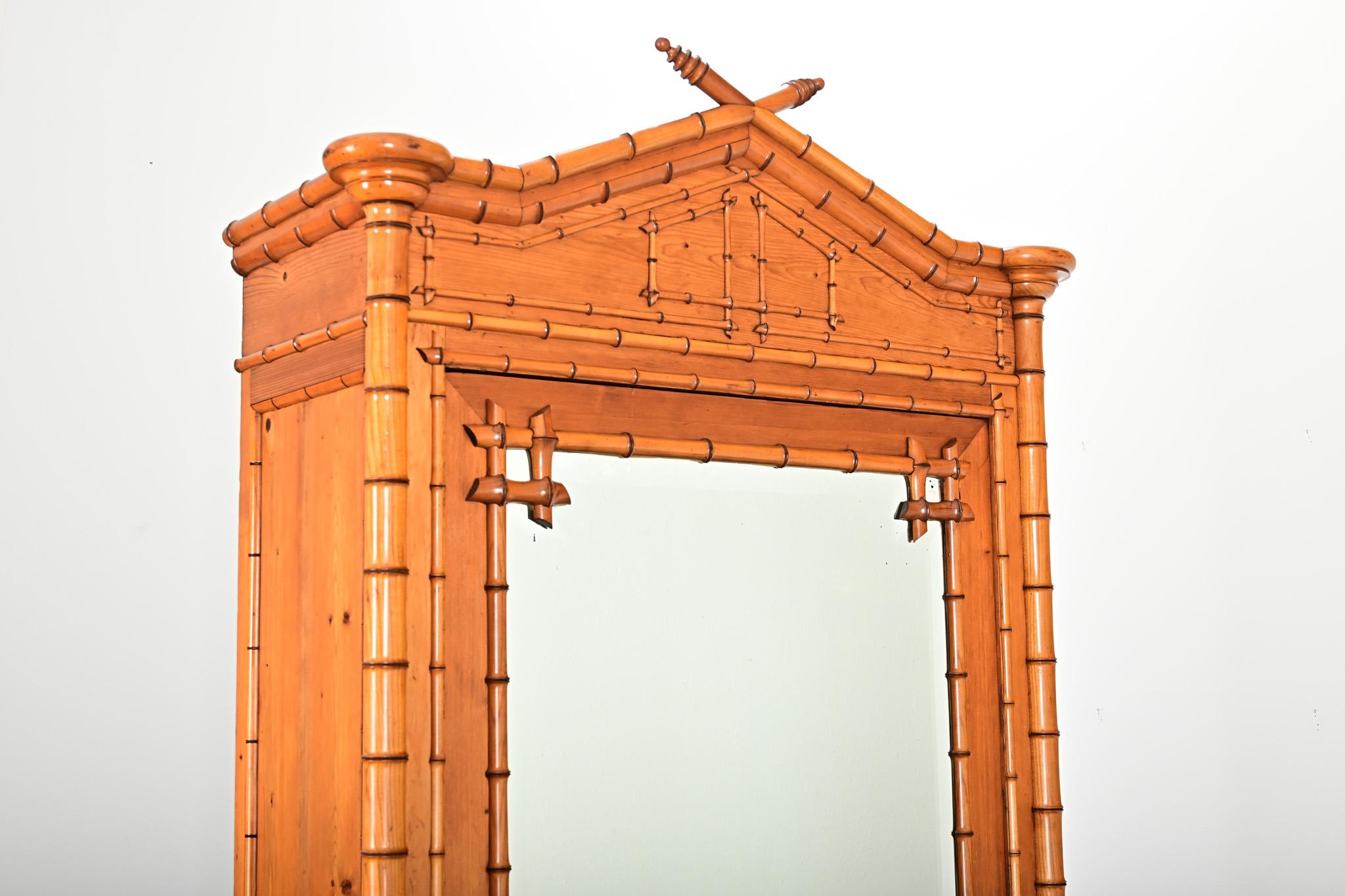 Specchio Armoire francese del XIX secolo in pino e specchio in finto bambù in vendita