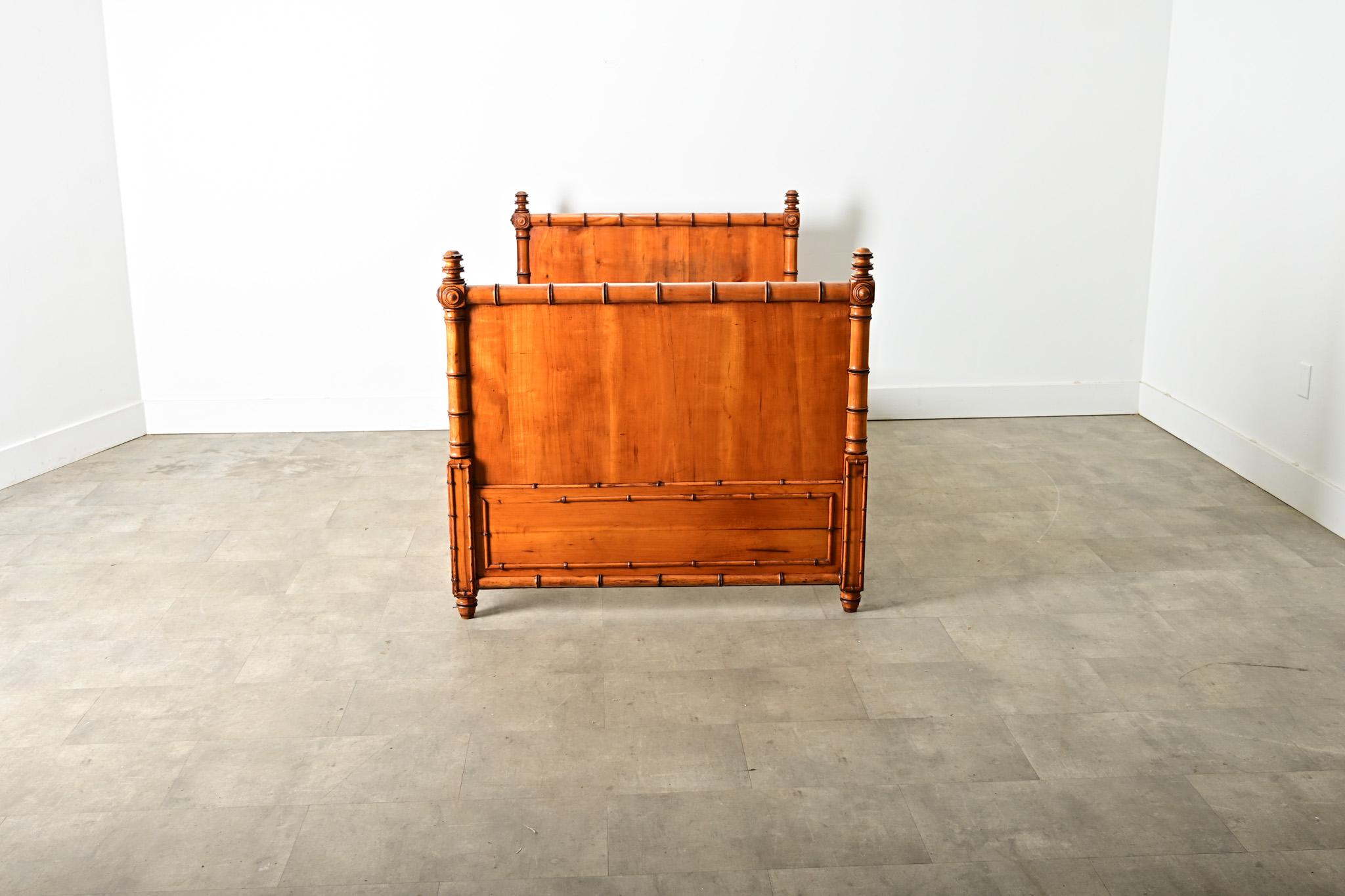 Mouvement esthétique French 19th Century Faux Bamboo Twin Bed Frame en vente
