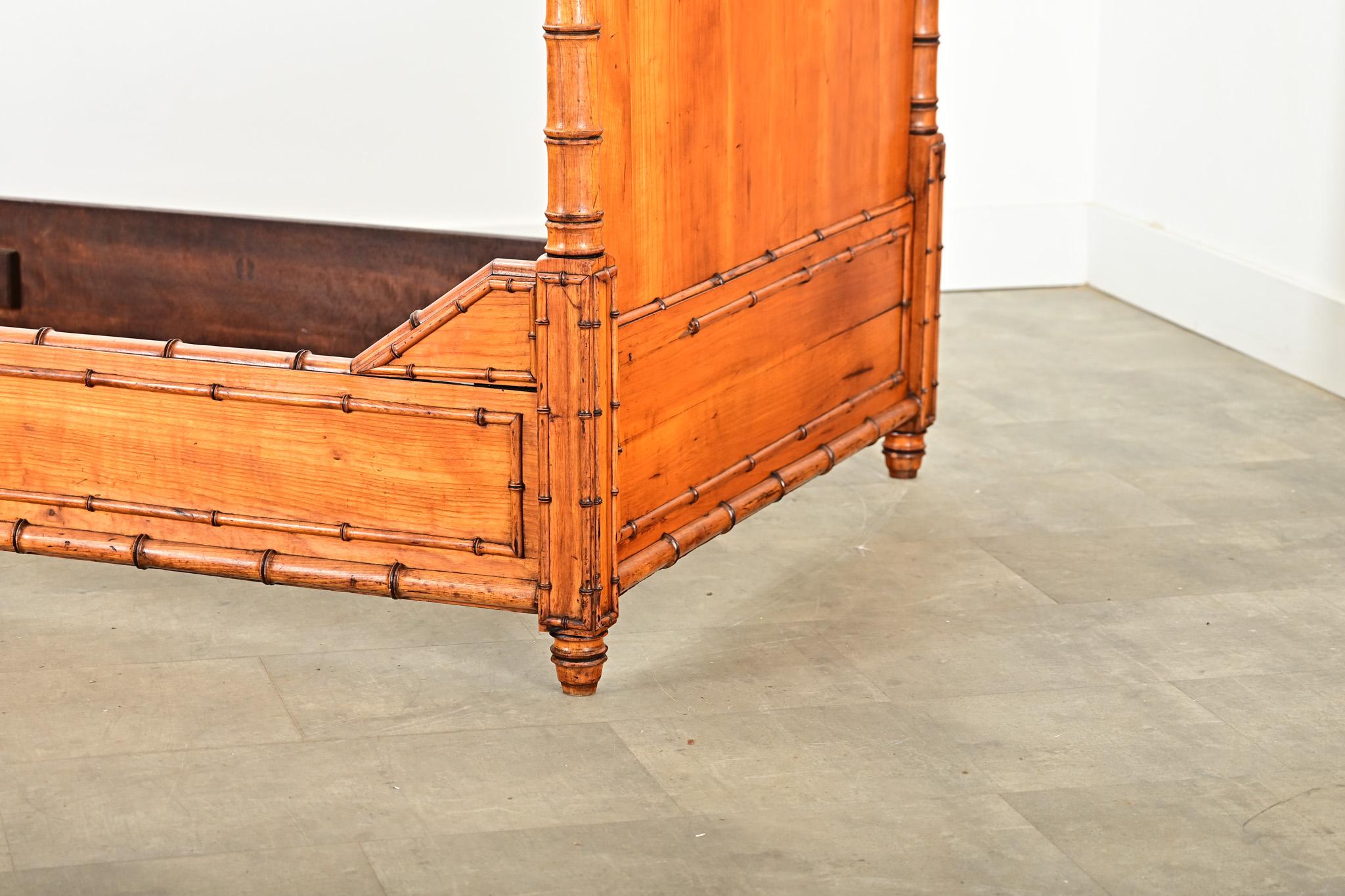 Tourné French 19th Century Faux Bamboo Twin Bed Frame en vente
