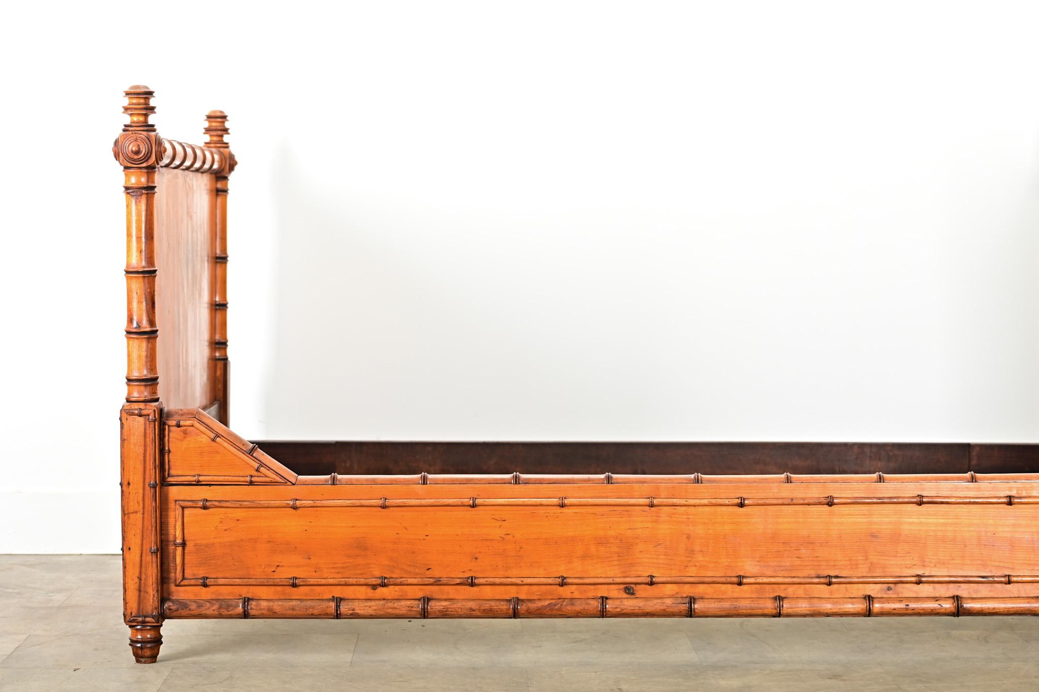 Pin French 19th Century Faux Bamboo Twin Bed Frame en vente