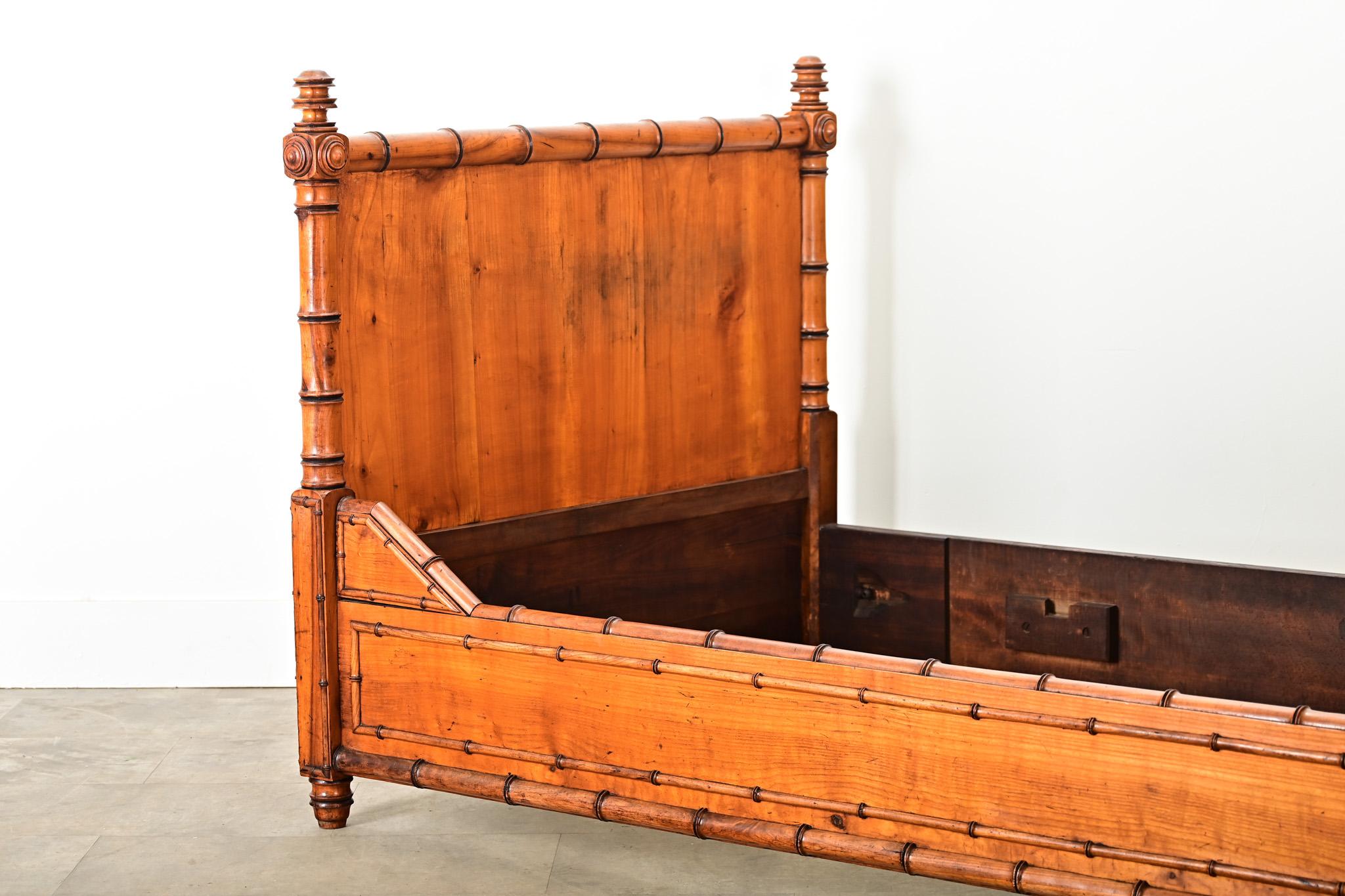 French 19th Century Faux Bamboo Twin Bed Frame en vente 1