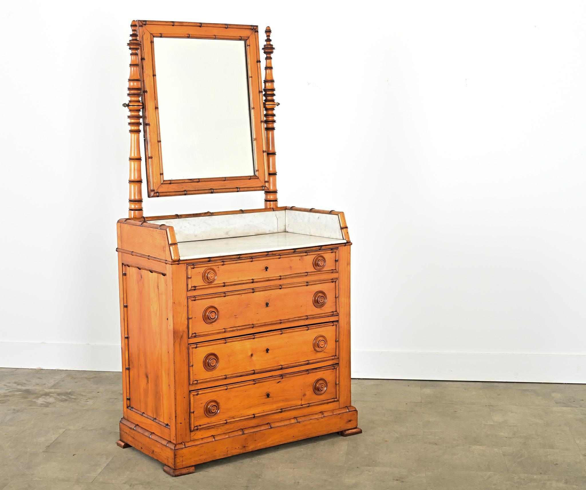 Vanità francese del XIX secolo in finto bambù intagliato in pino, che offre un'ispirazione quotidiana alle forme organiche e all'ingegno artistico del Movimento Estetico della fine del 1800. Funzionando come un lavabo, la cassettiera è sormontata da