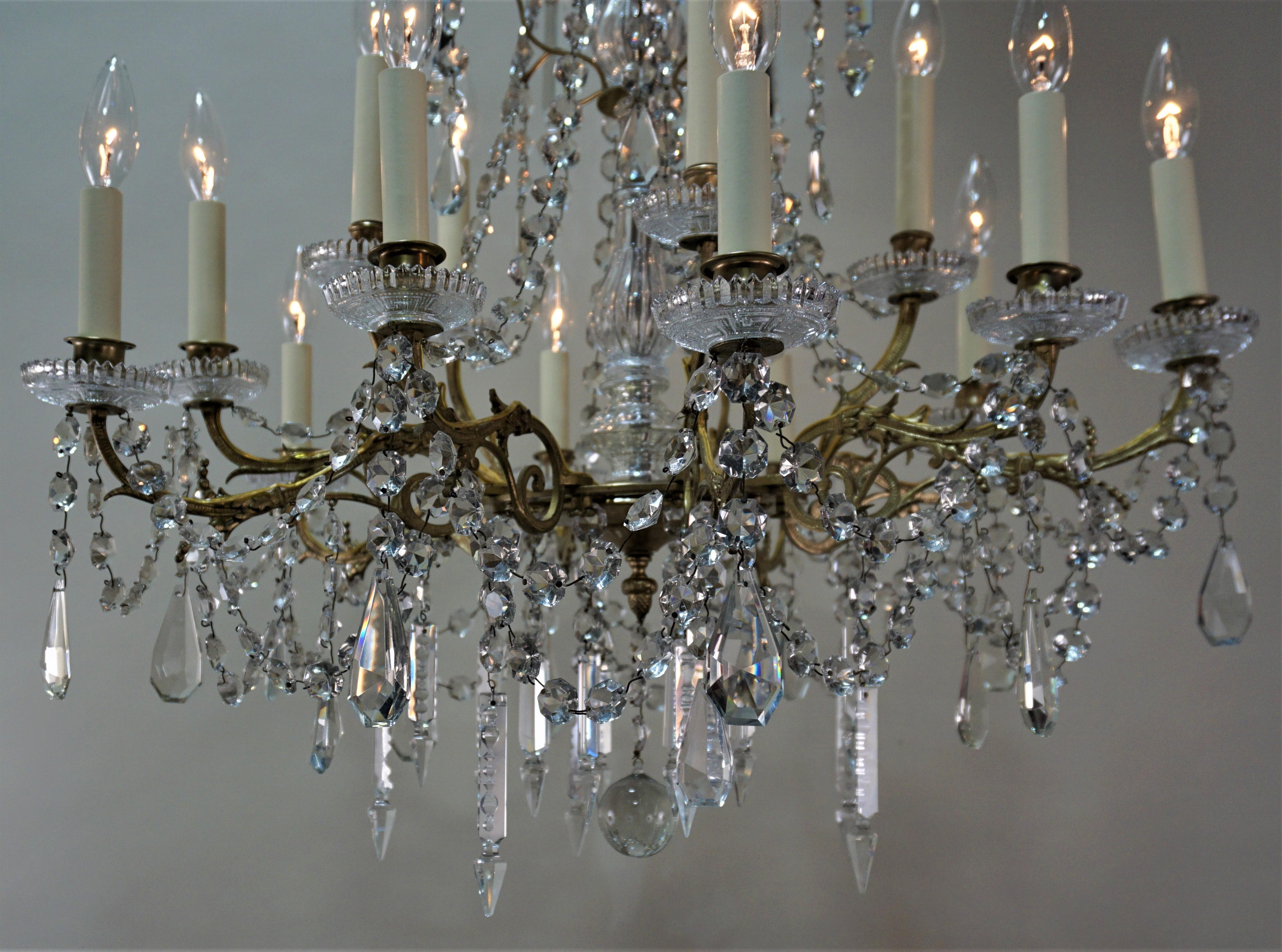 French 19th Century Fifteen-Light Crystal and Bronze Chandelier 1