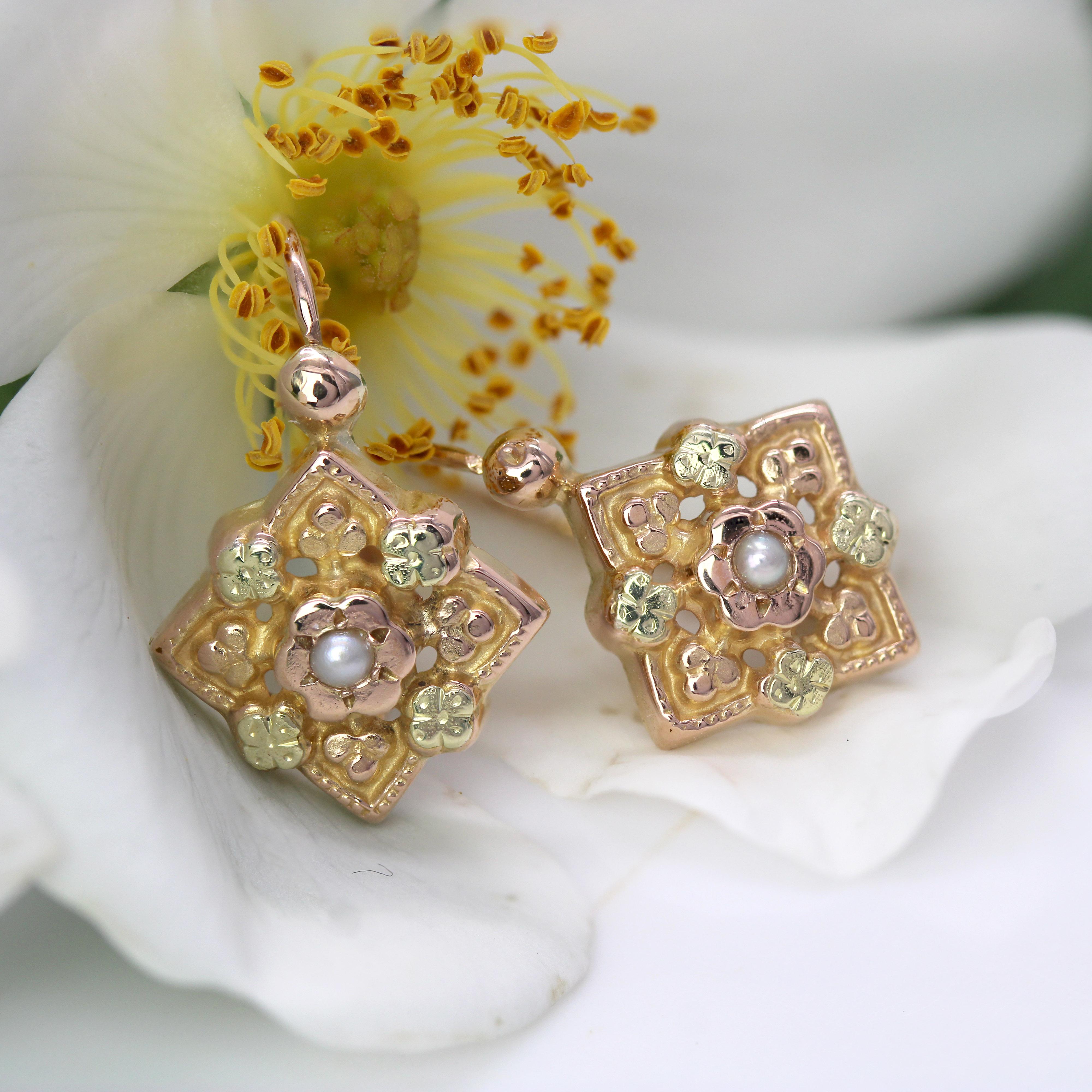 Napoleone III French 19th Century Fine Pearl 18 Karat Rose Gold Lever Back Earrings in vendita