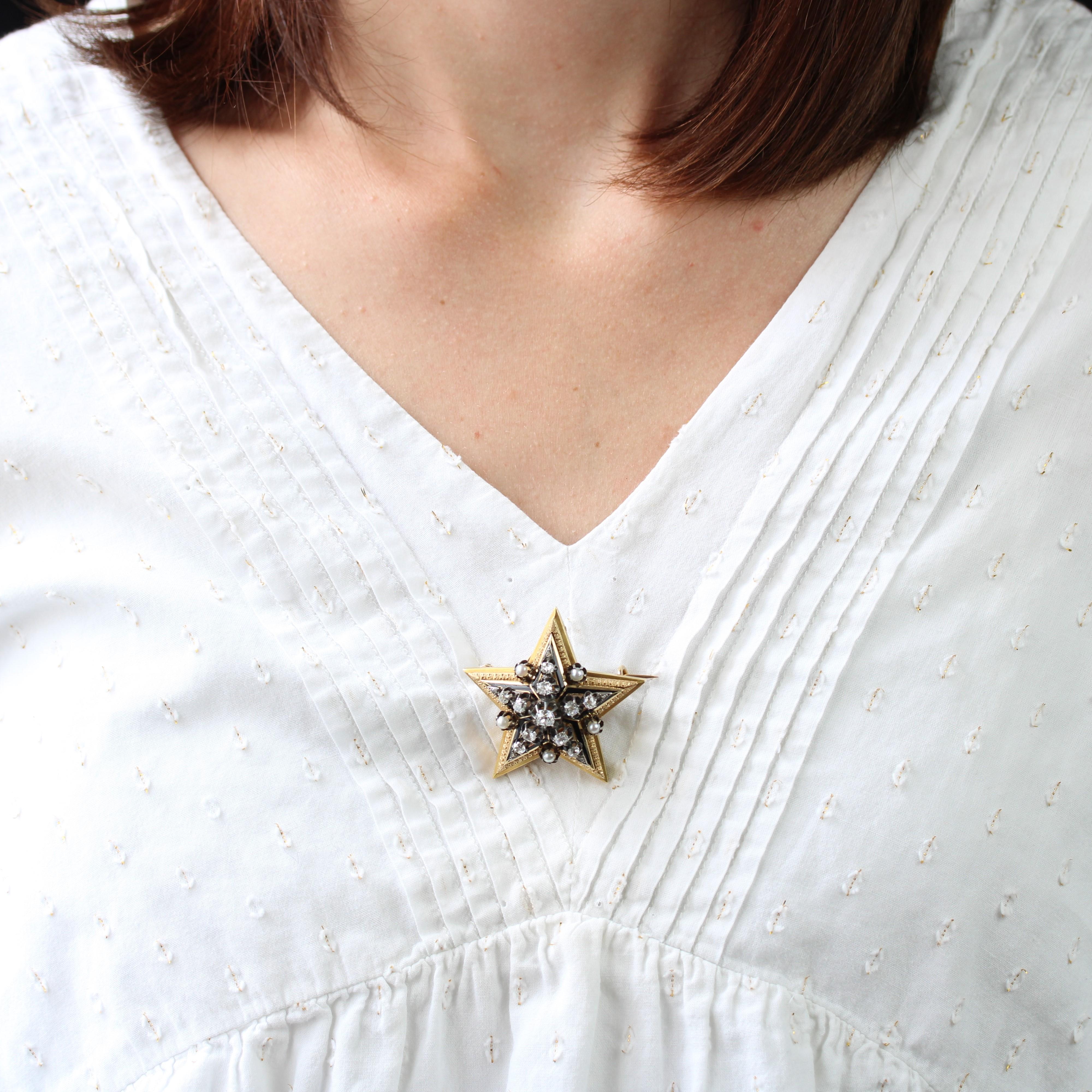 Französische Stern-Anhänger-Brosche aus 18 Karat Gelbgold mit feinen Perlen und Diamanten aus dem 19. Jahrhundert (Antiker Kissenschliff) im Angebot