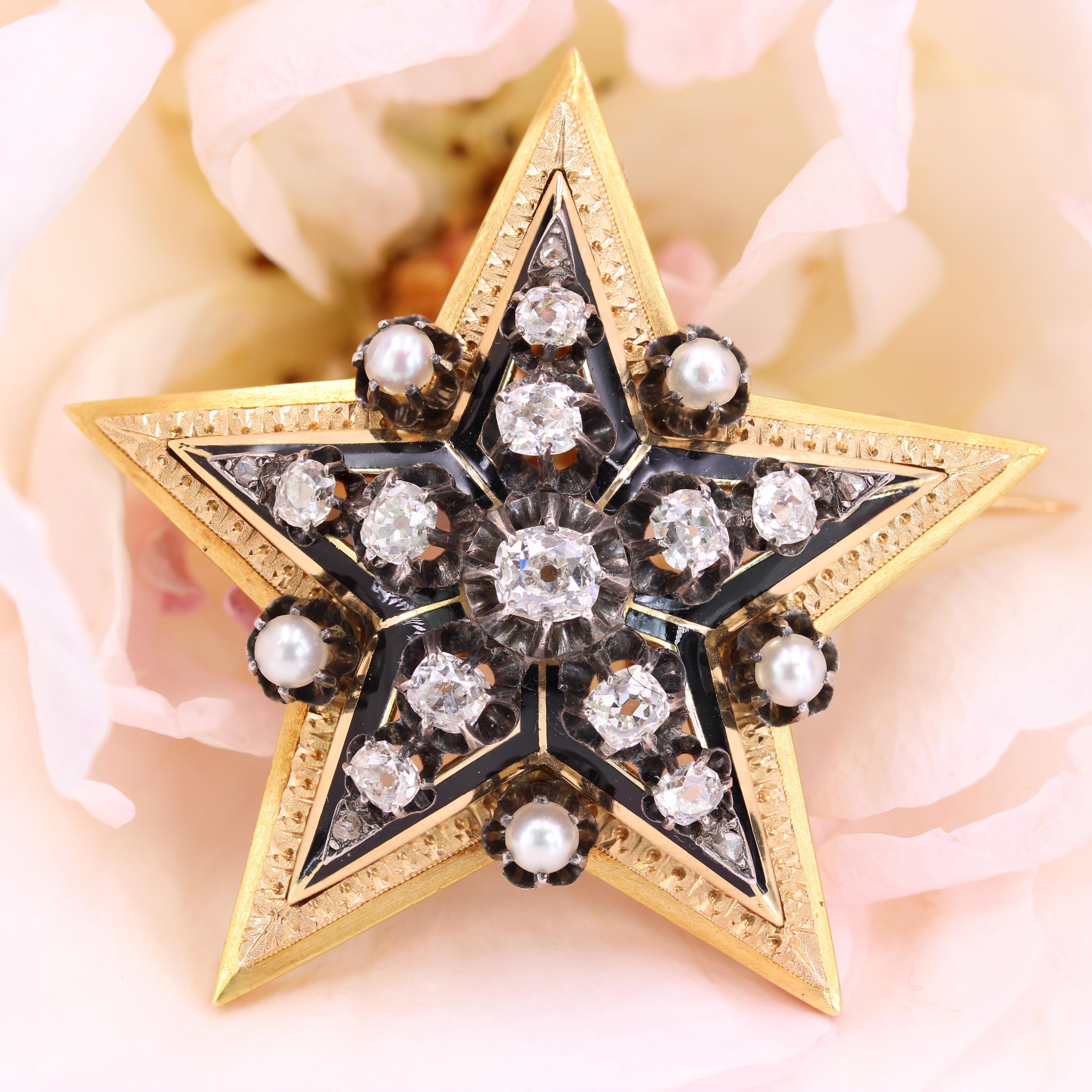 Französische Stern-Anhänger-Brosche aus 18 Karat Gelbgold mit feinen Perlen und Diamanten aus dem 19. Jahrhundert im Zustand „Hervorragend“ im Angebot in Poitiers, FR