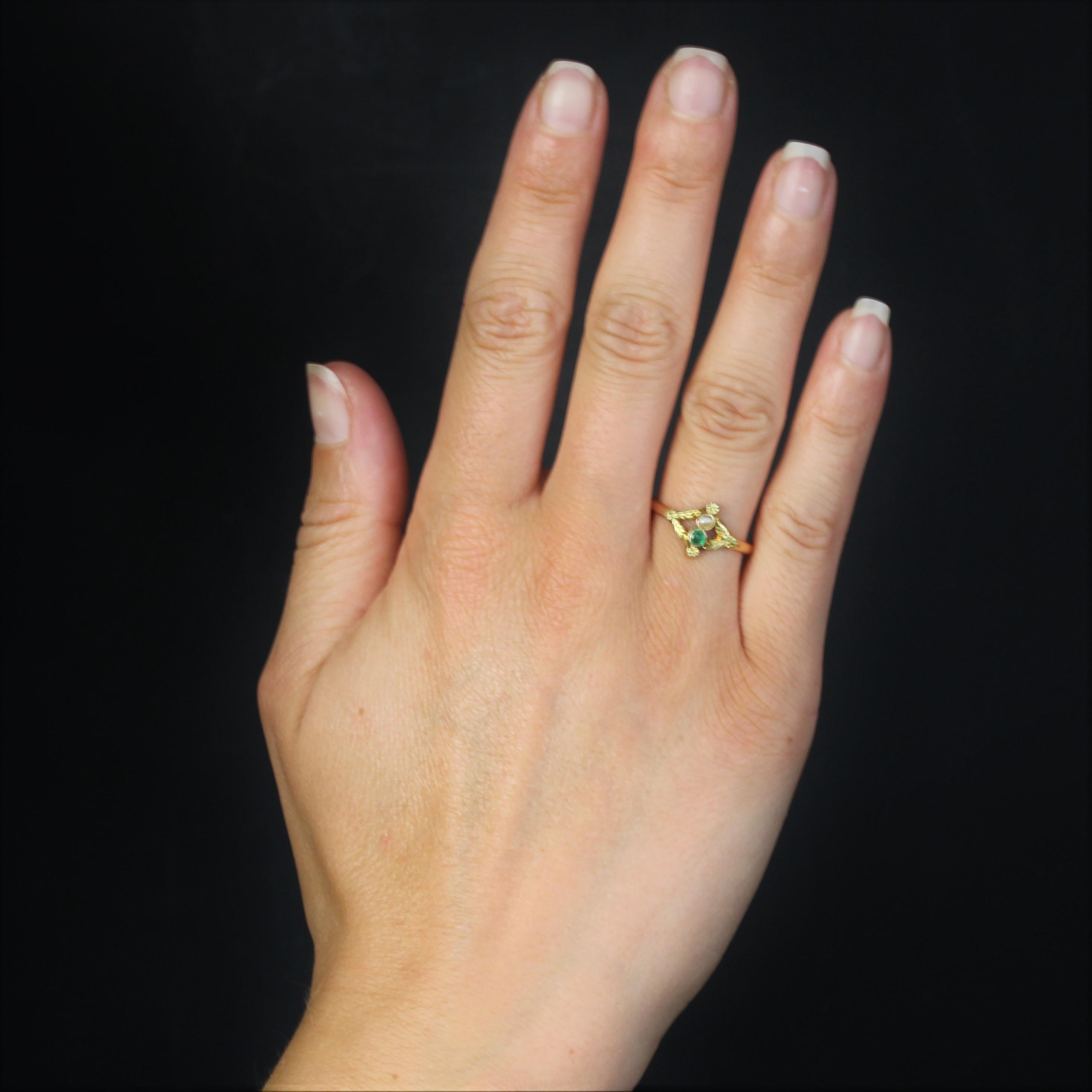 Ring in 18 karat rose and green gold, eagle head hallmark.
A delightful antique You and Me ring in rose gold, with its closed-set top adorned with a fine half-pearl and a round emerald decorated on either side with a chased flower in green gold.