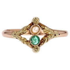 Französischer Ring aus 18 Karat Roségold und Grüngold mit feiner Perle und Smaragd aus dem 19. Jahrhundert