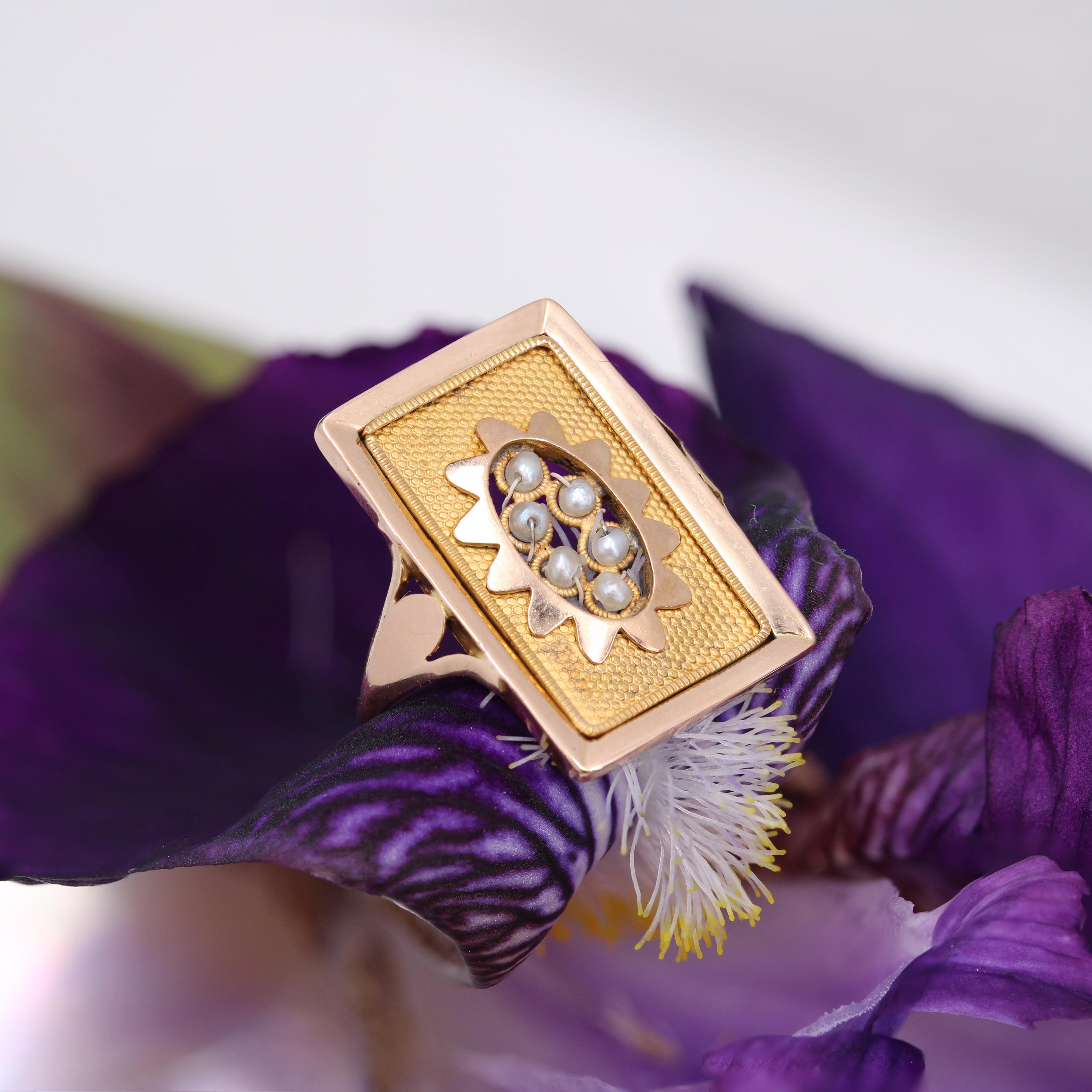 Bague rectangulaire en or jaune 18 carats et perles fines du 19e siècle en vente 5
