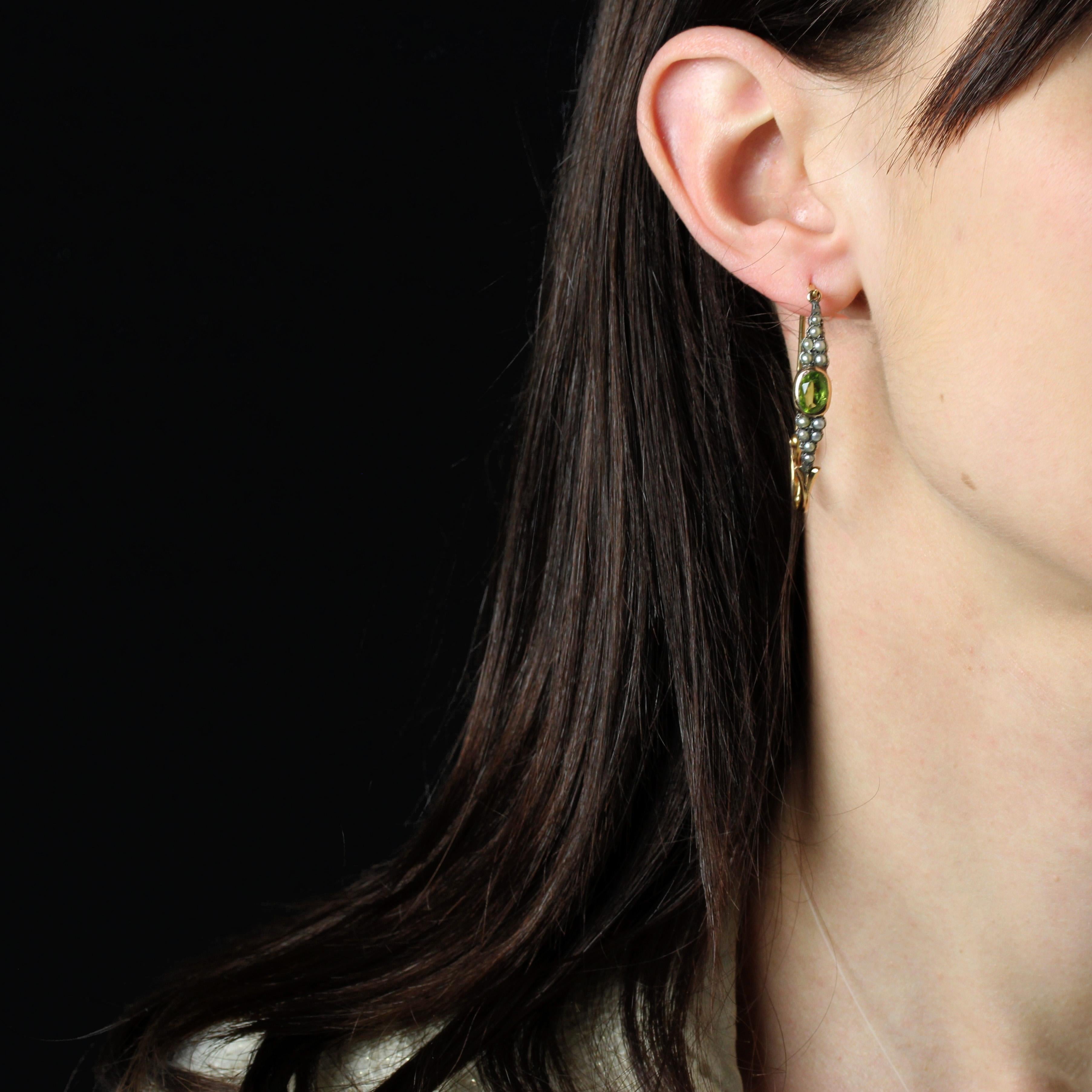 For pierced ears.
Earrings in 18 karat yellow gold, owl hallmark and silver, swan hallmark.
Magnificent, authentic antique 