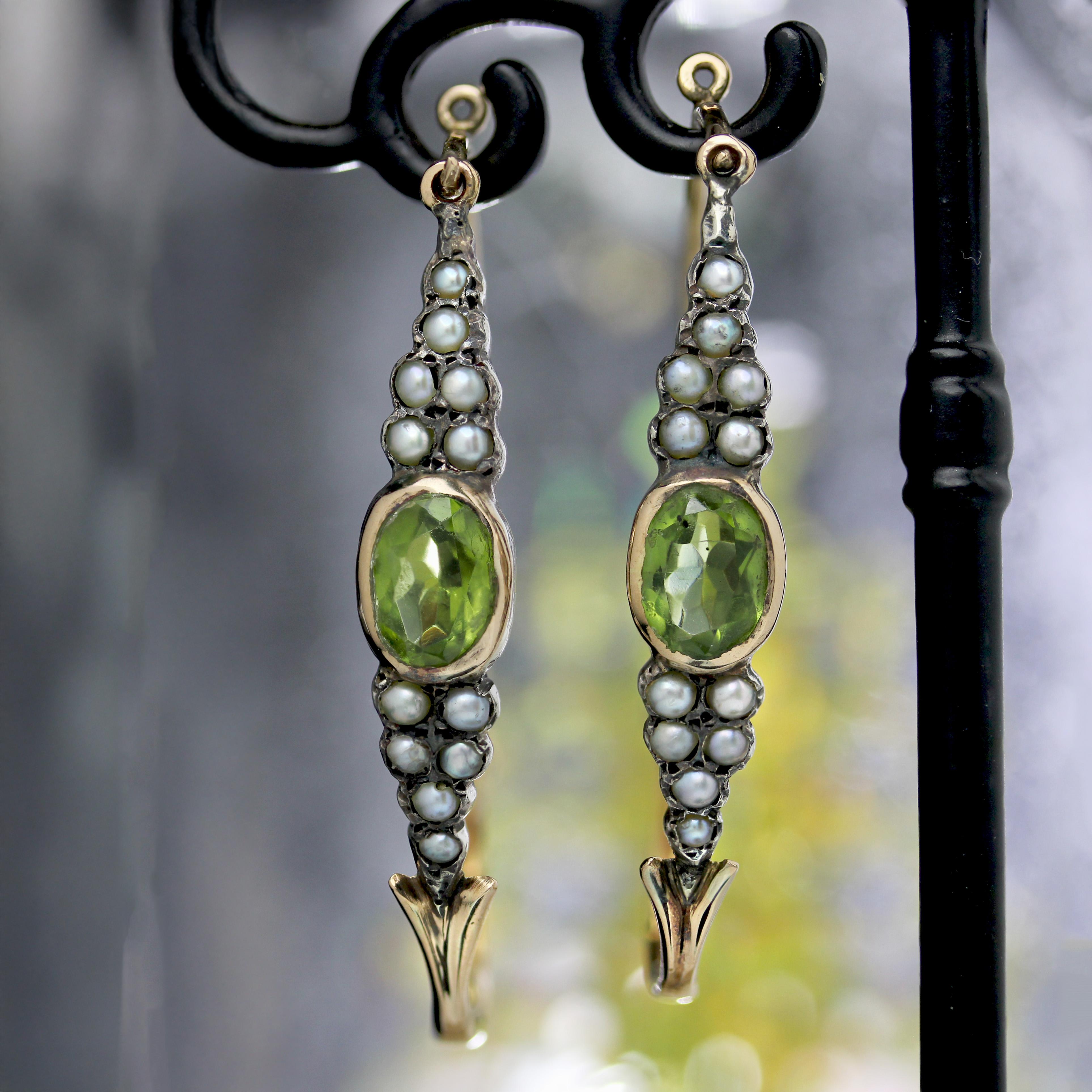 Empire French 19th Century Fine Pearls Peridot 18 Karat Yellow Gold Poissardes Earrings For Sale