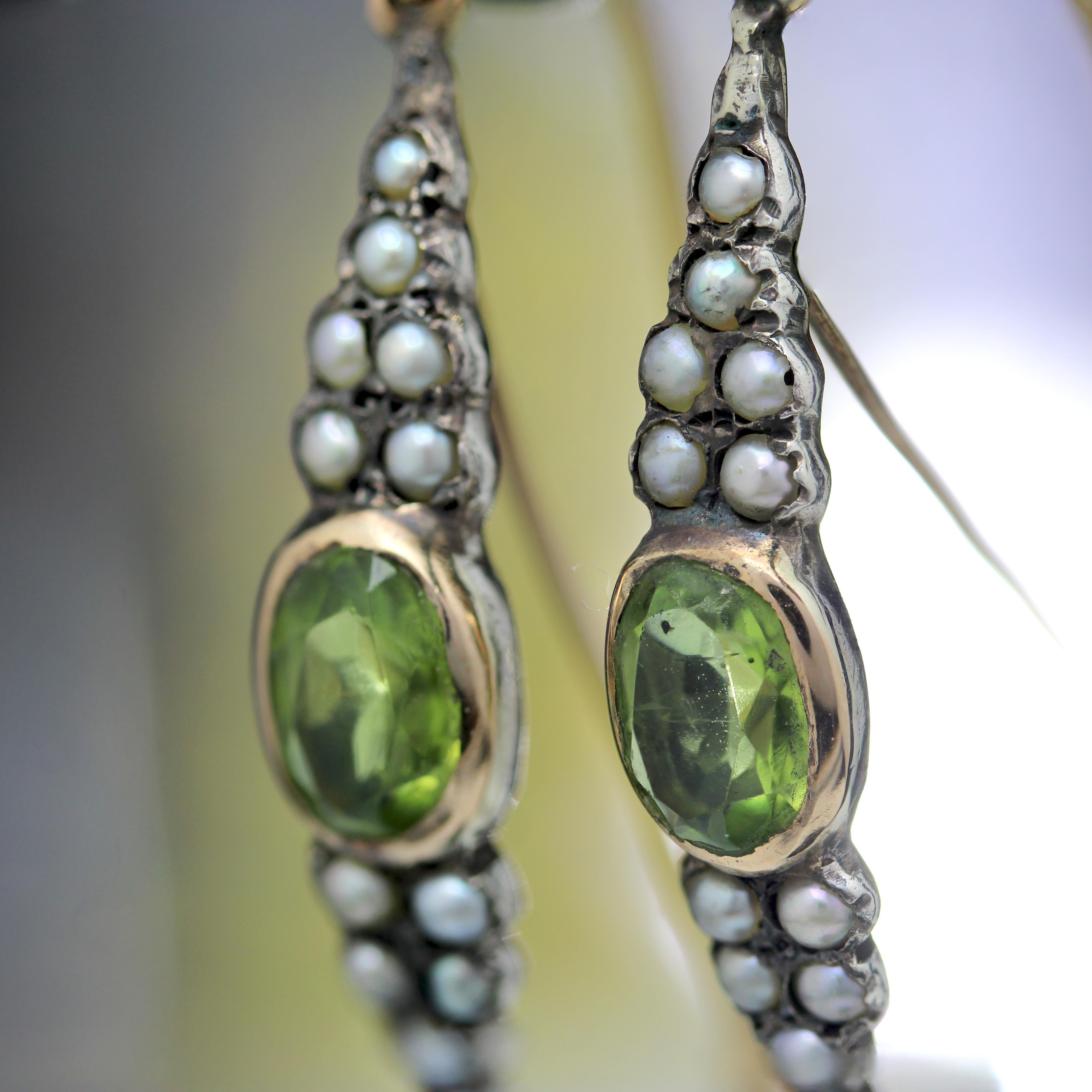 Women's French 19th Century Fine Pearls Peridot 18 Karat Yellow Gold Poissardes Earrings For Sale