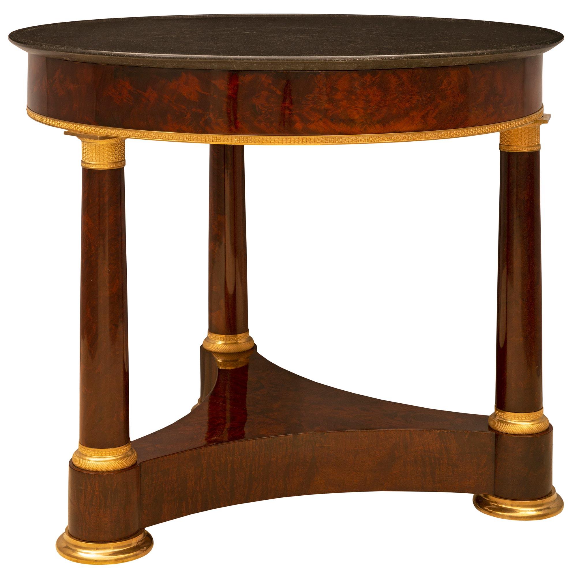 Français Table centrale en forme de croche en acajou du XIXe siècle, style Premier Empire français en vente