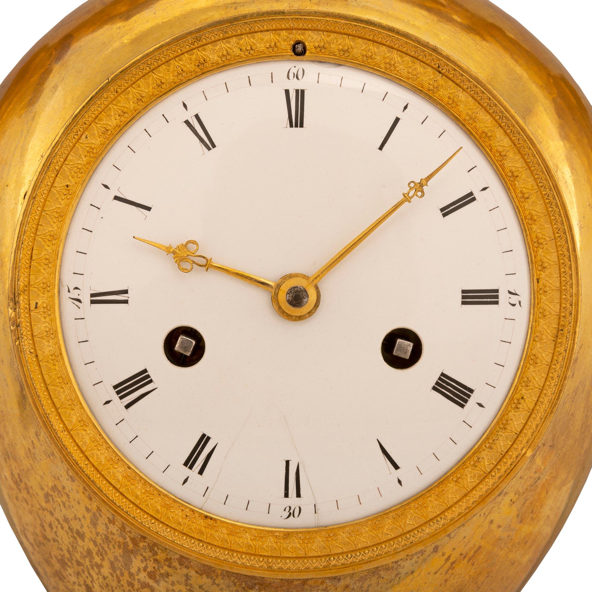 Horloge française du XIXe siècle en bronze doré du Premier Empire en vente 1