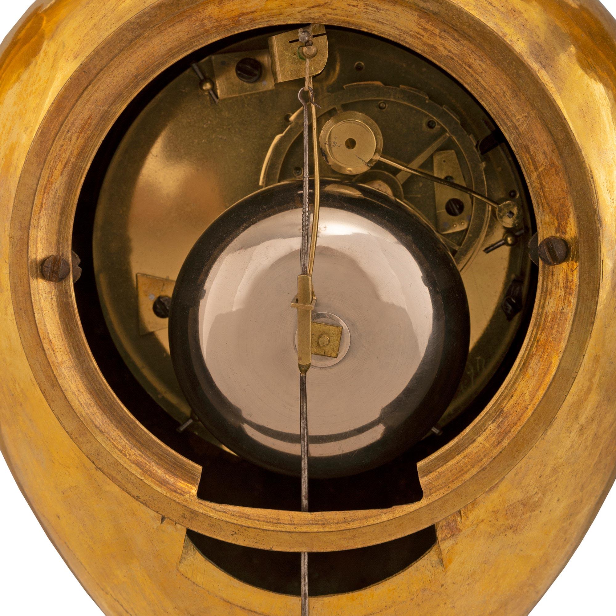 Horloge française du XIXe siècle en bronze doré du Premier Empire en vente 3