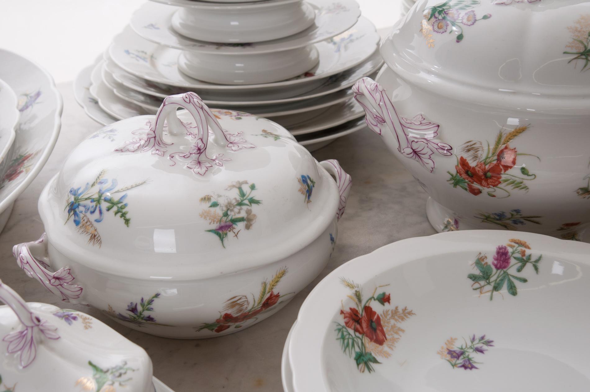Service de table français du 19ème siècle à 102 pièces à motifs floraux en vente 2