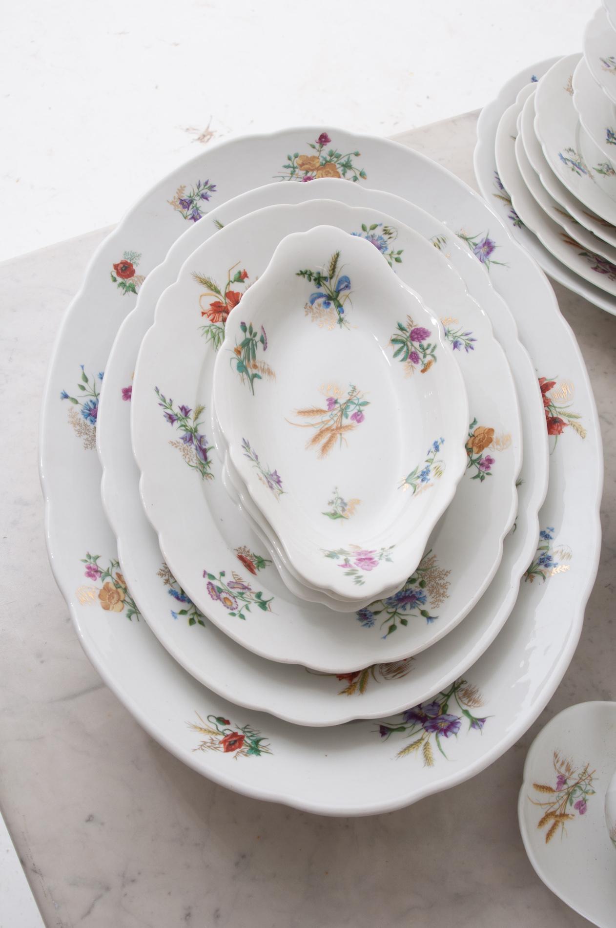 Service de table français du 19ème siècle à 102 pièces à motifs floraux en vente 3