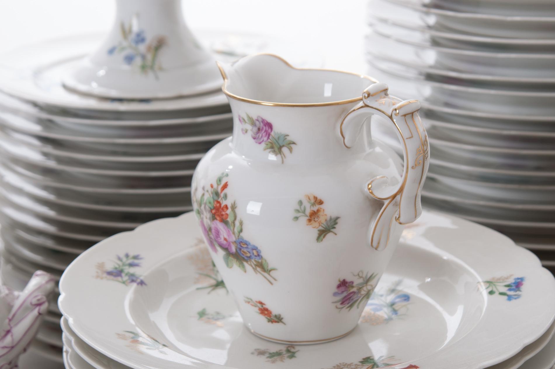 Service de table français du 19ème siècle à 102 pièces à motifs floraux en vente 4