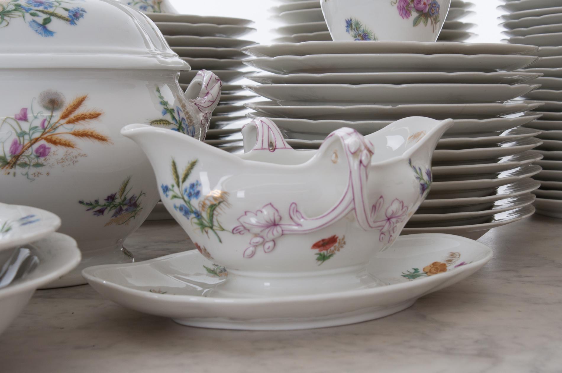 Service de table français du 19ème siècle à 102 pièces à motifs floraux en vente 5