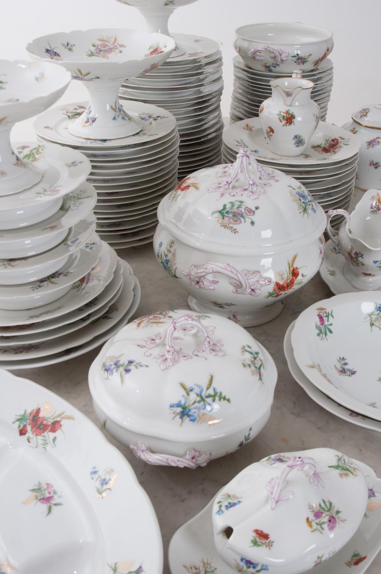 Service de table français du 19ème siècle à 102 pièces à motifs floraux en vente 6