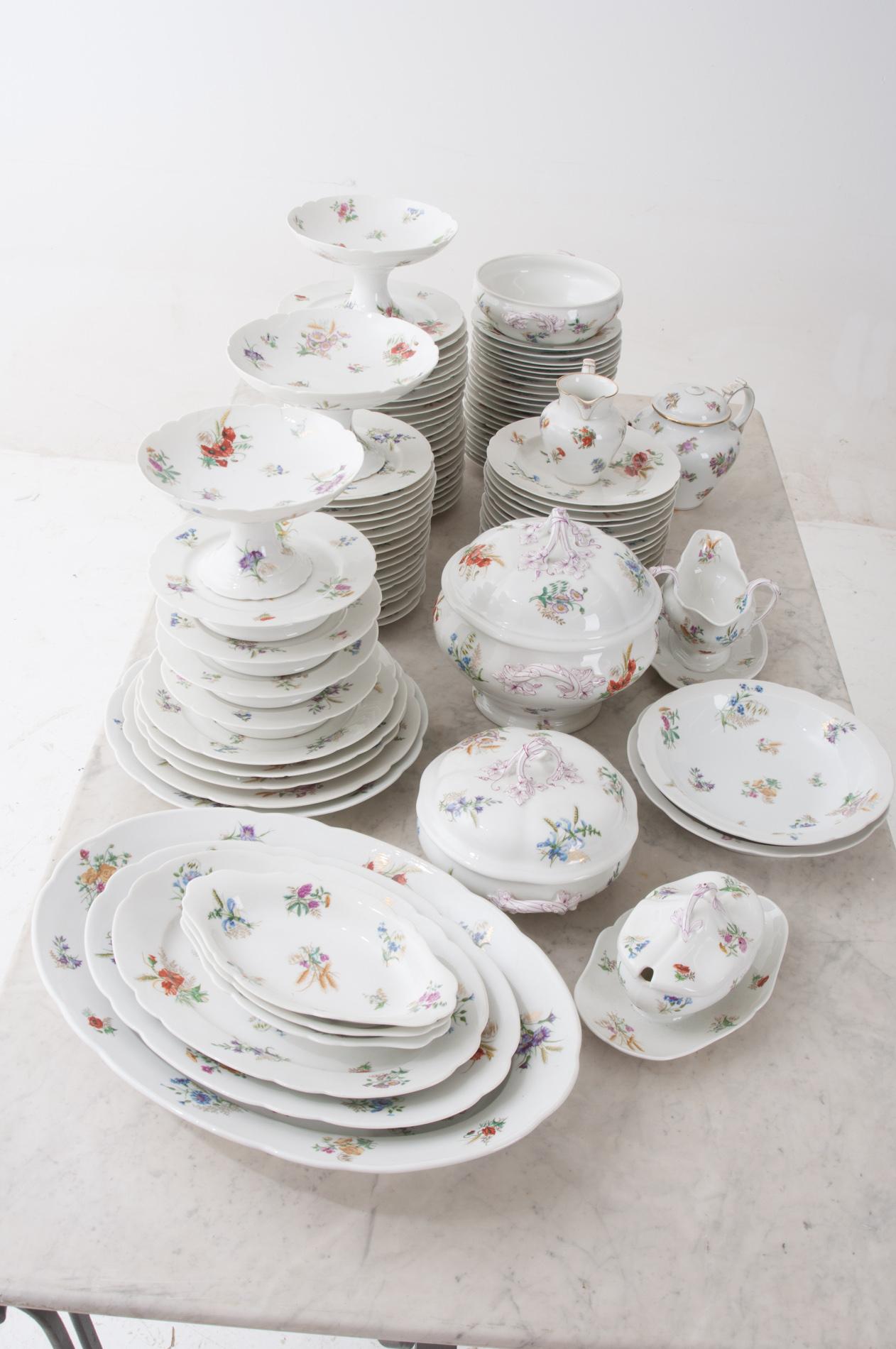 Service de table français du 19ème siècle à 102 pièces à motifs floraux en vente 7