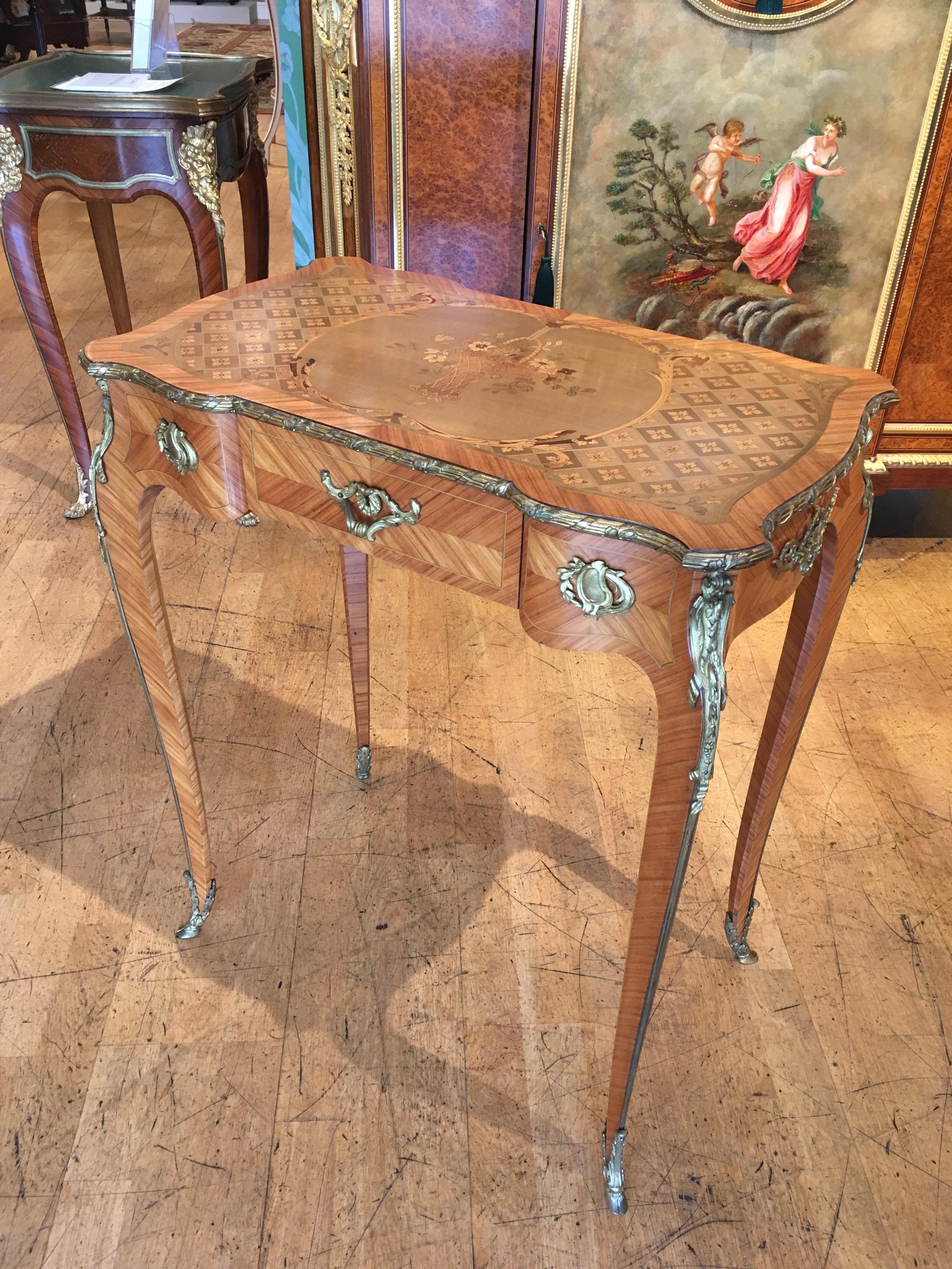 Luigi XV Tavolo in intarsio floreale e bronzo dorato francese del XIX secolo in vendita