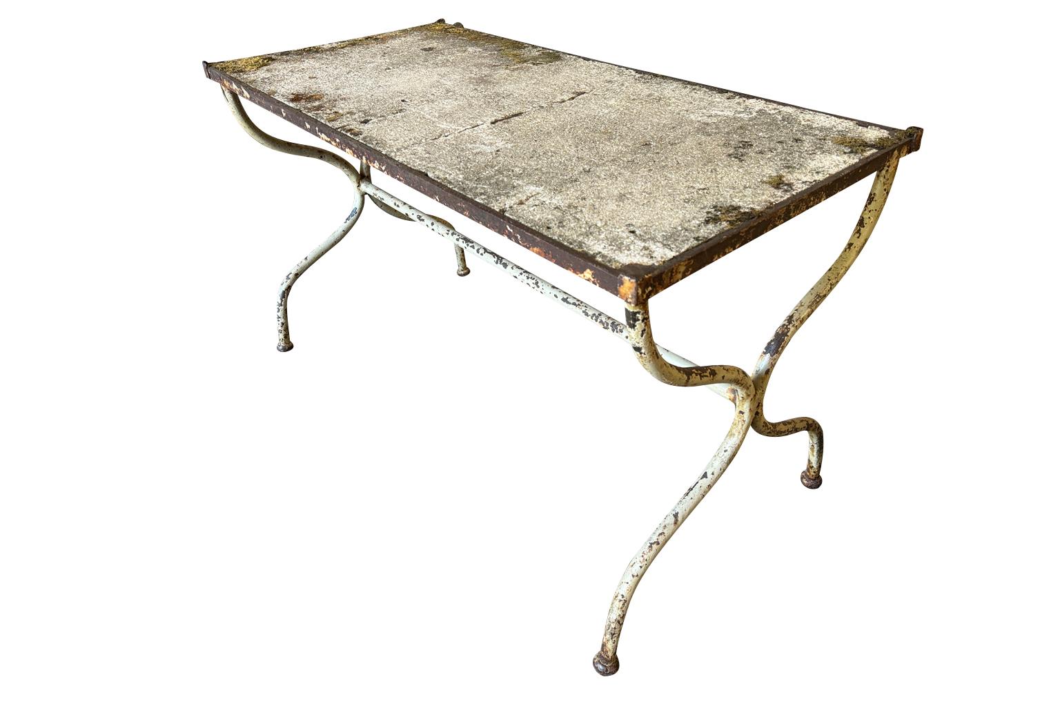 Une charmante console de jardin de fleuriste du 19e siècle provenant de la région de Provence en France.  Merveilleusement construit avec une base en fer peint très solide et un dessus en ciment.  Les consoles de ce type étaient utilisées dans les