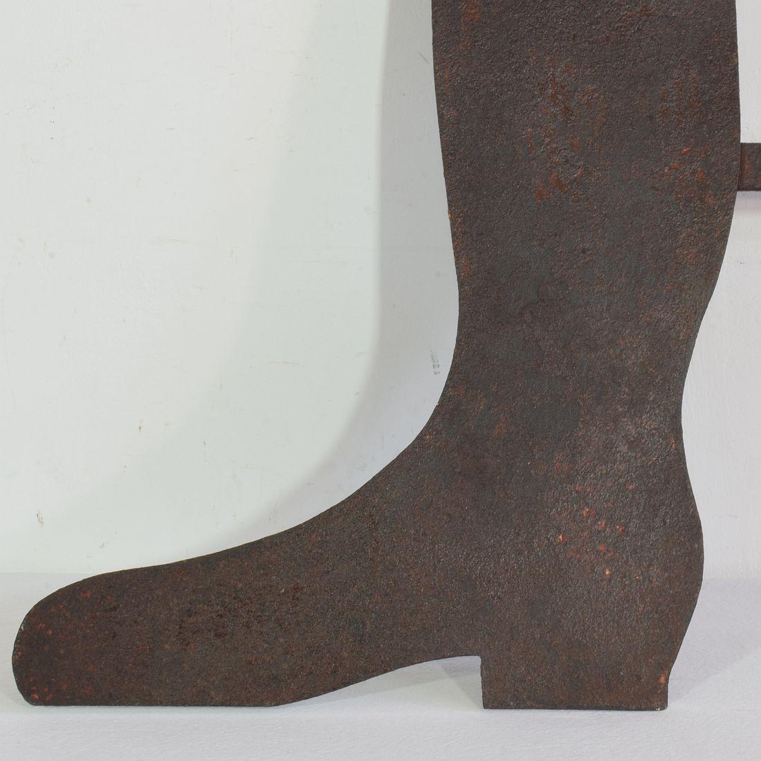 Insegna commerciale del negozio di calzolai in ferro del XIX secolo, francese e folkloristica in vendita 4