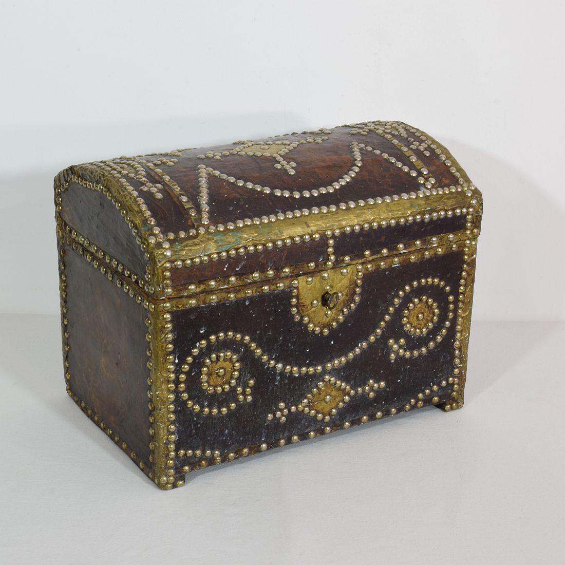 Magnifique boîte d'art populaire en bois, recouverte de cuir. La serrure et la clé fonctionnent.
France, vers 1850
Vieillissement, petites pertes.