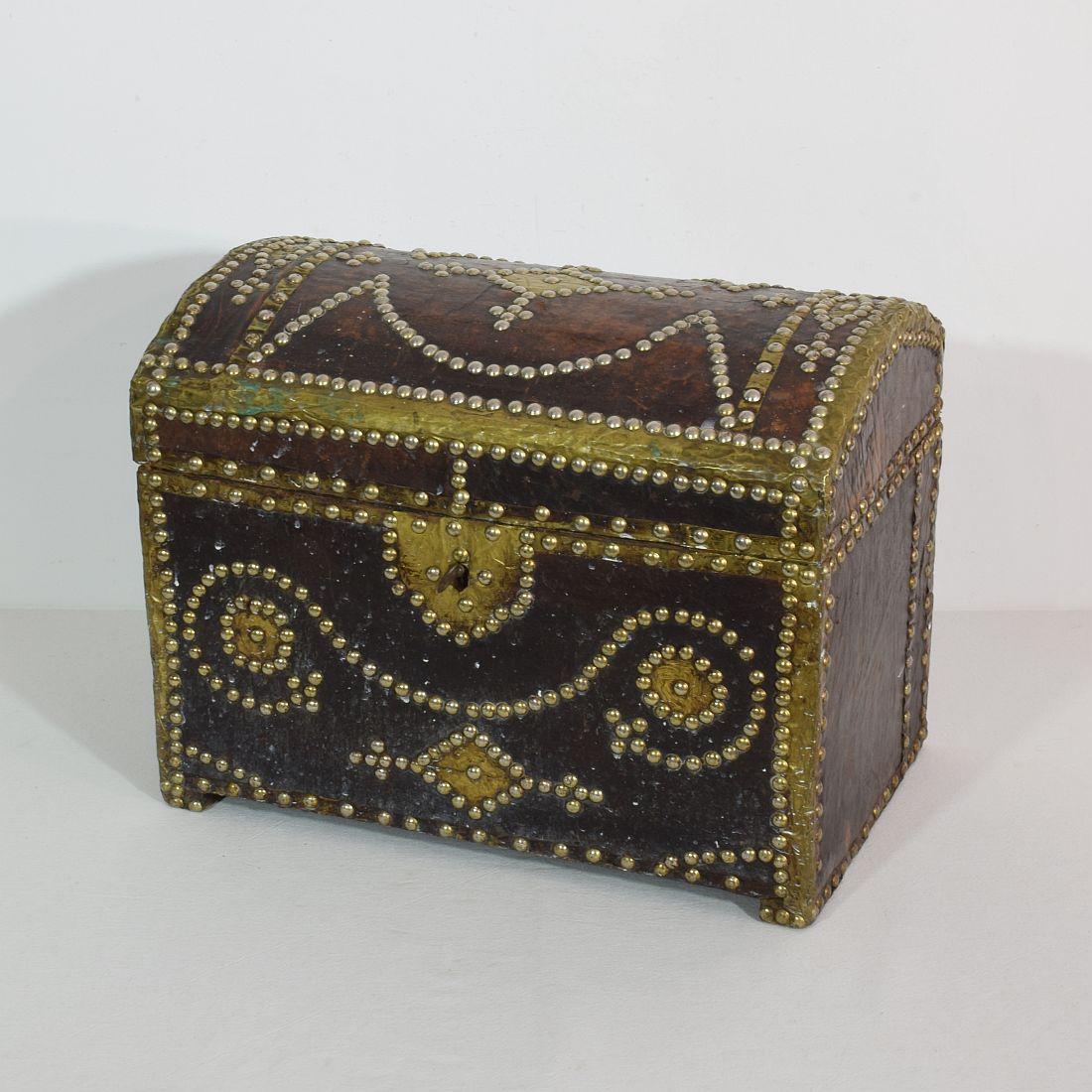 French 19th Century Folk Art Leather Box In Good Condition For Sale In Buisson, FR