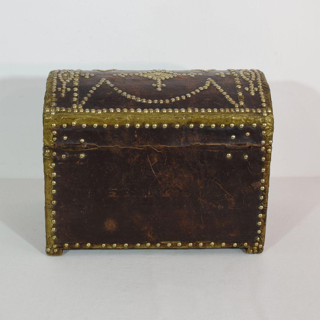 Boîte d'art populaire française du 19ème siècle en cuir Bon état - En vente à Buisson, FR