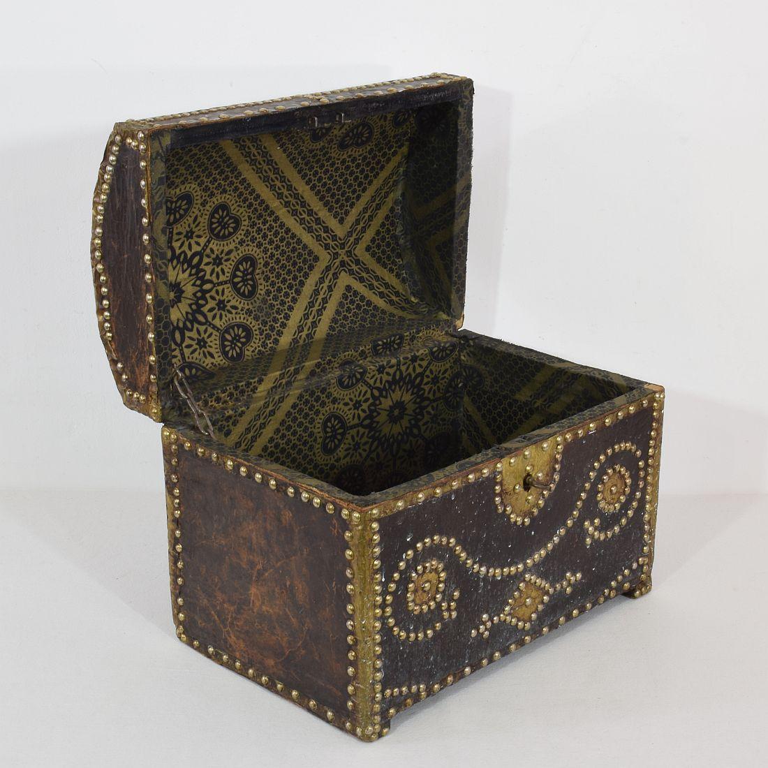 Caja de cuero de arte popular francés del siglo XIX en venta 2