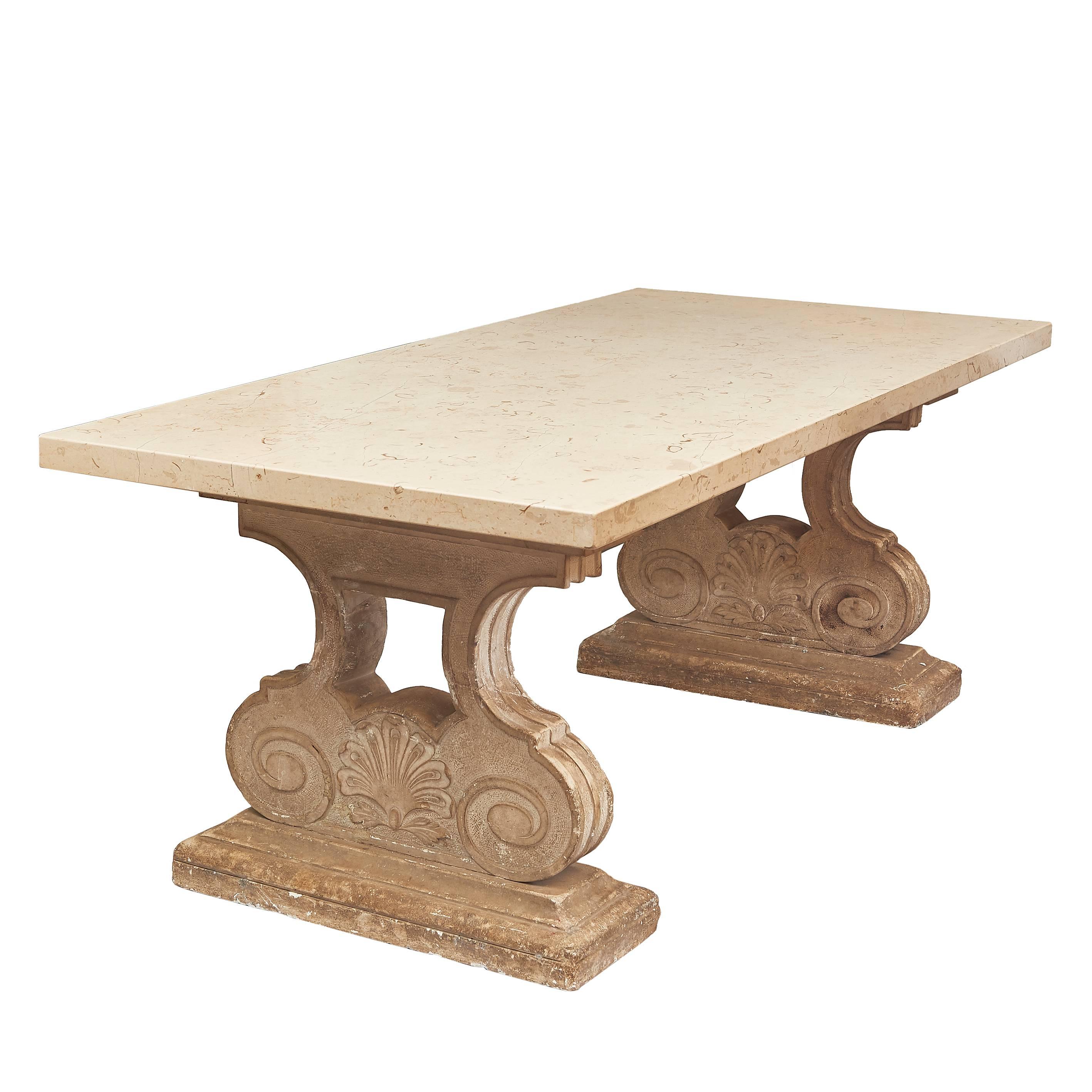 Table à plateau en marbre fossile du XIXe siècle sur deux frontons en pierre sculptée