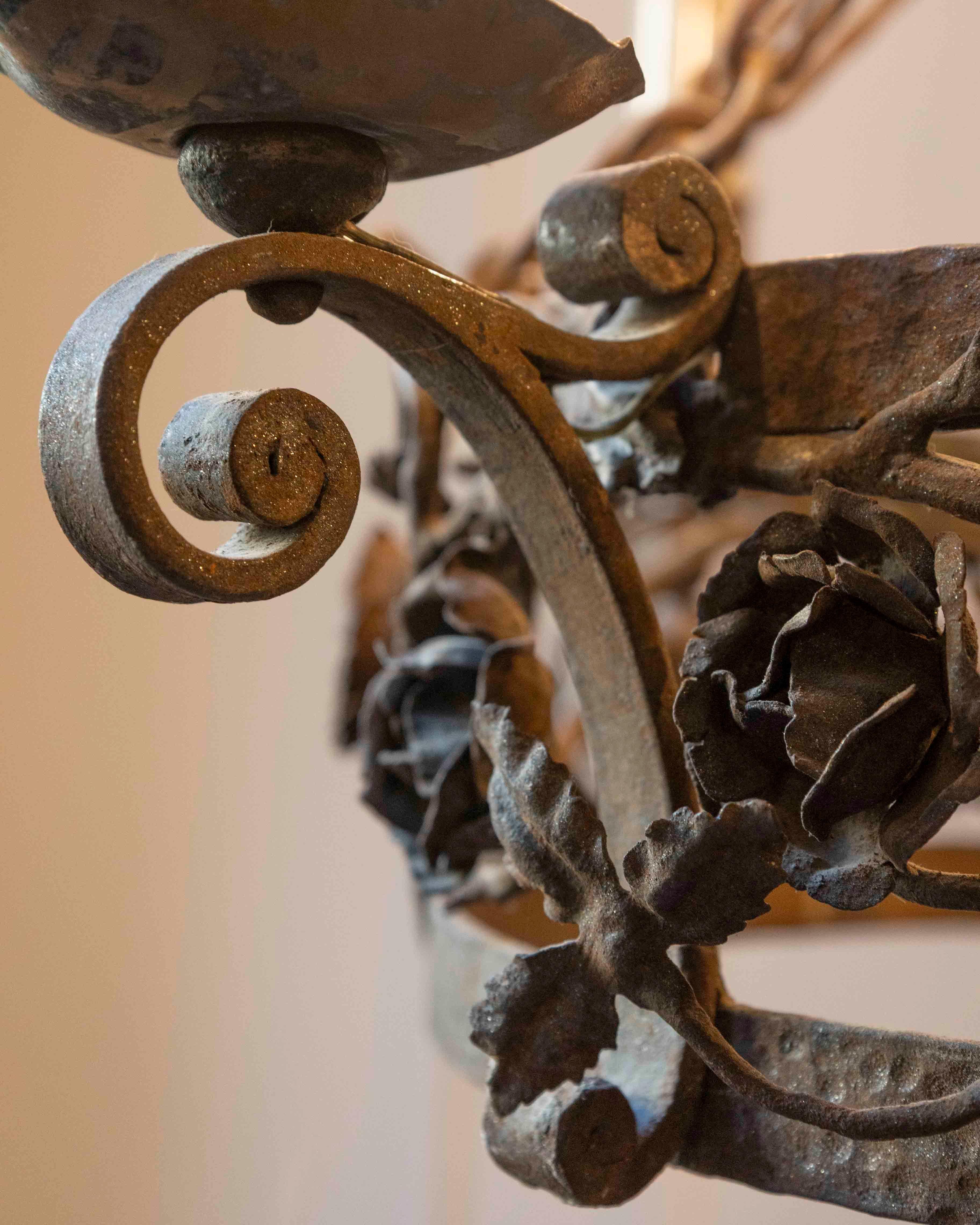 Lustre à anneau en fer à quatre lumières, à fleurs et à vignes, français du 19e siècle en vente 1