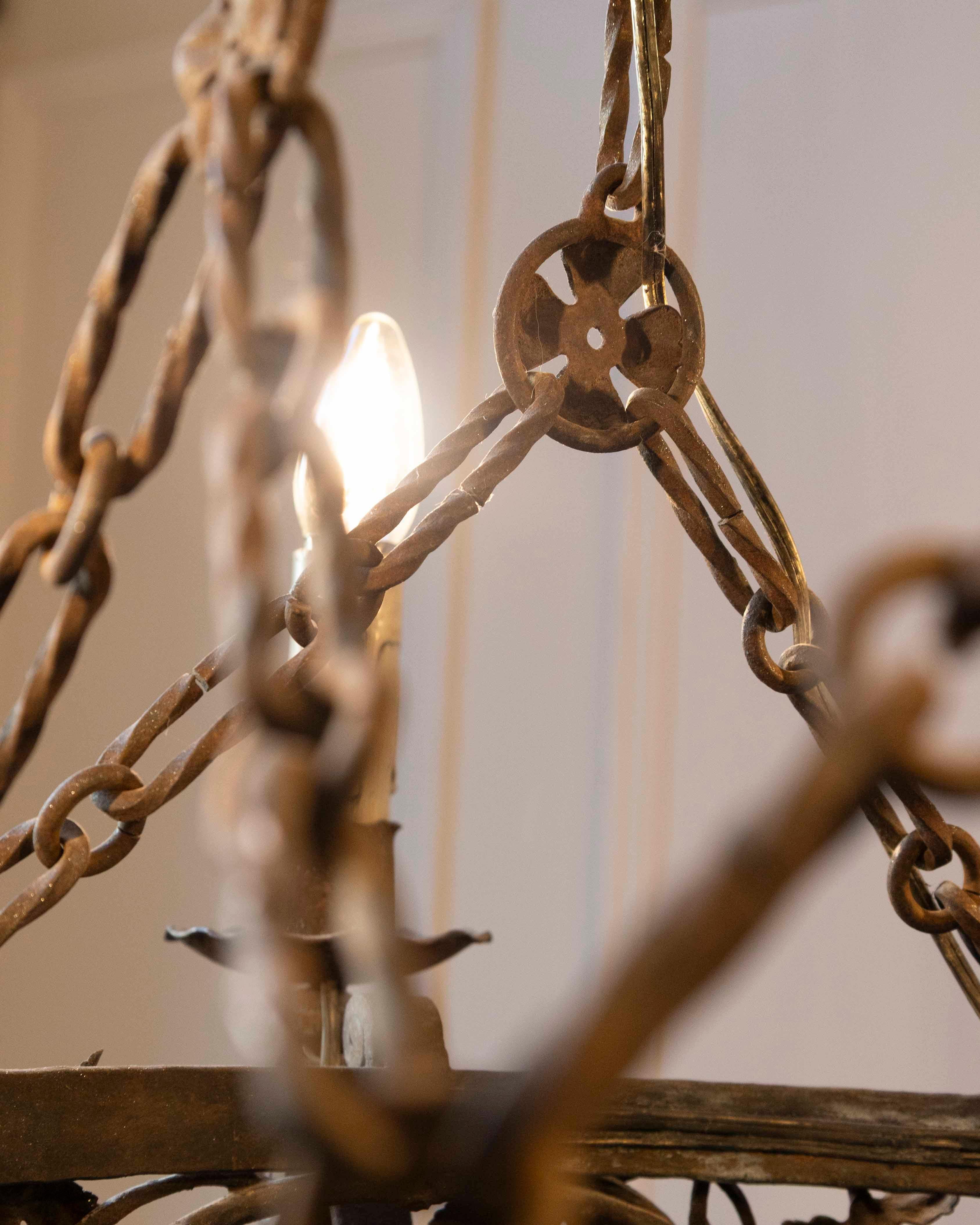 Lustre à anneau en fer à quatre lumières, à fleurs et à vignes, français du 19e siècle en vente 3