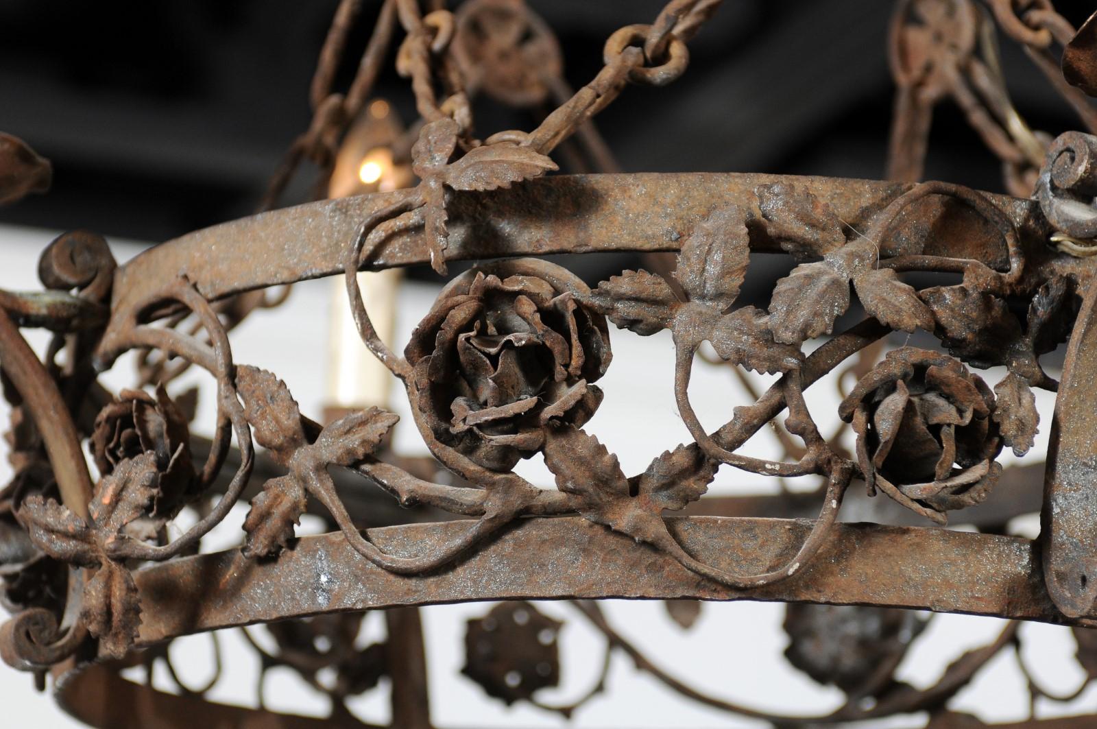 Französischer vierflammiger Eisenring-Kronleuchter des 19. Jahrhunderts mit Blumen und Weinreben im Zustand „Gut“ im Angebot in Atlanta, GA