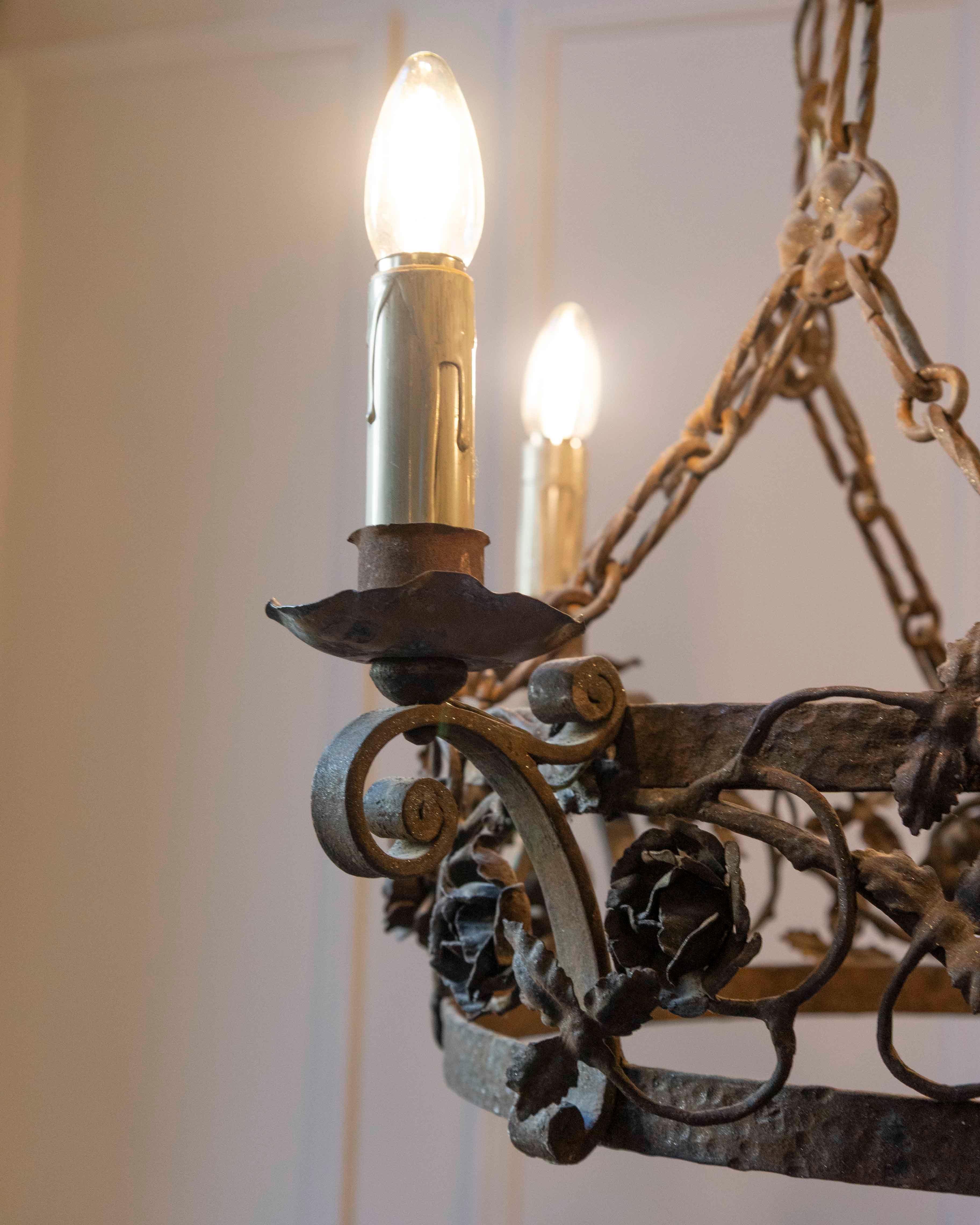 Lustre à anneau en fer à quatre lumières, à fleurs et à vignes, français du 19e siècle Bon état - En vente à Atlanta, GA