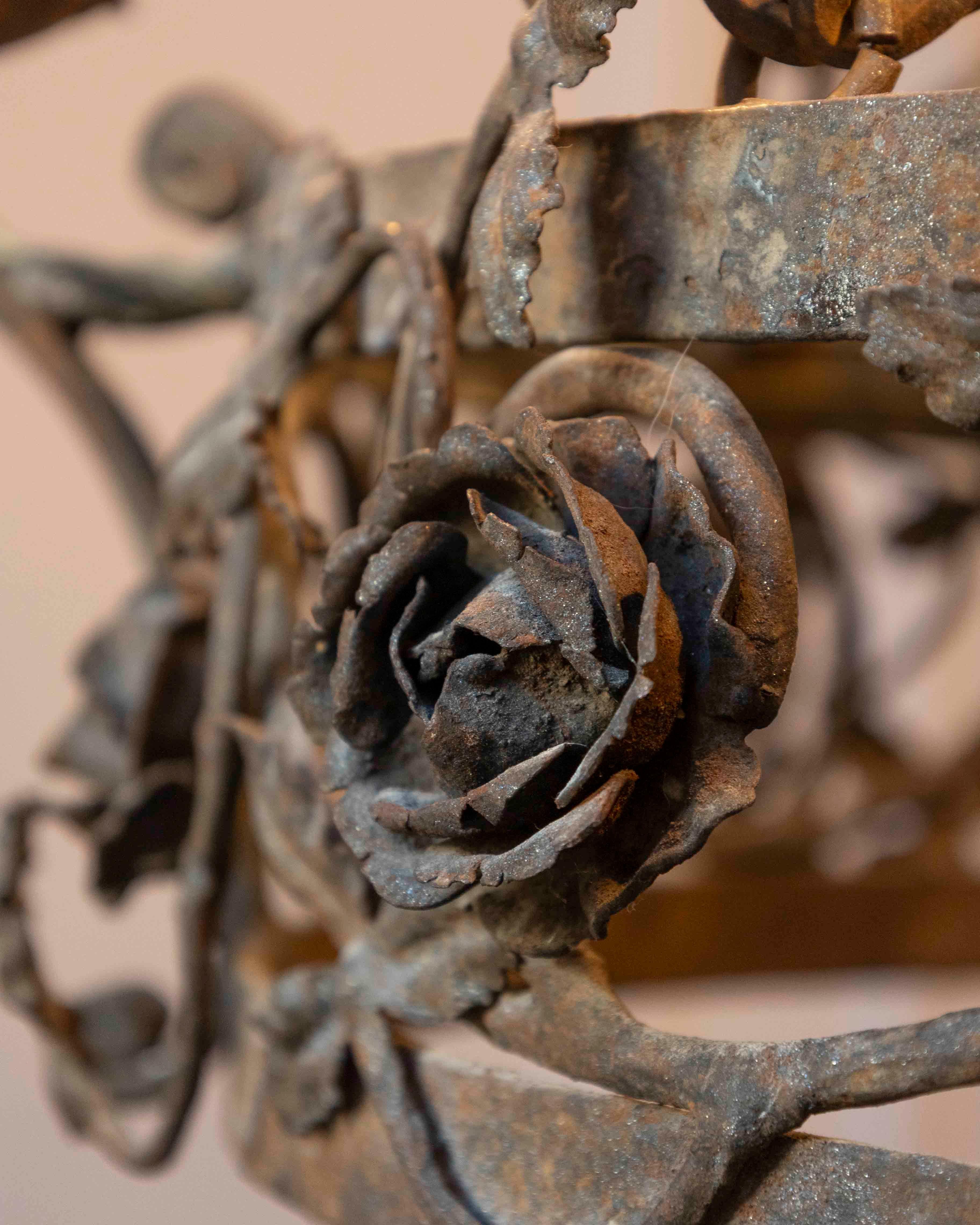 XIXe siècle Lustre à anneau en fer à quatre lumières, à fleurs et à vignes, français du 19e siècle en vente