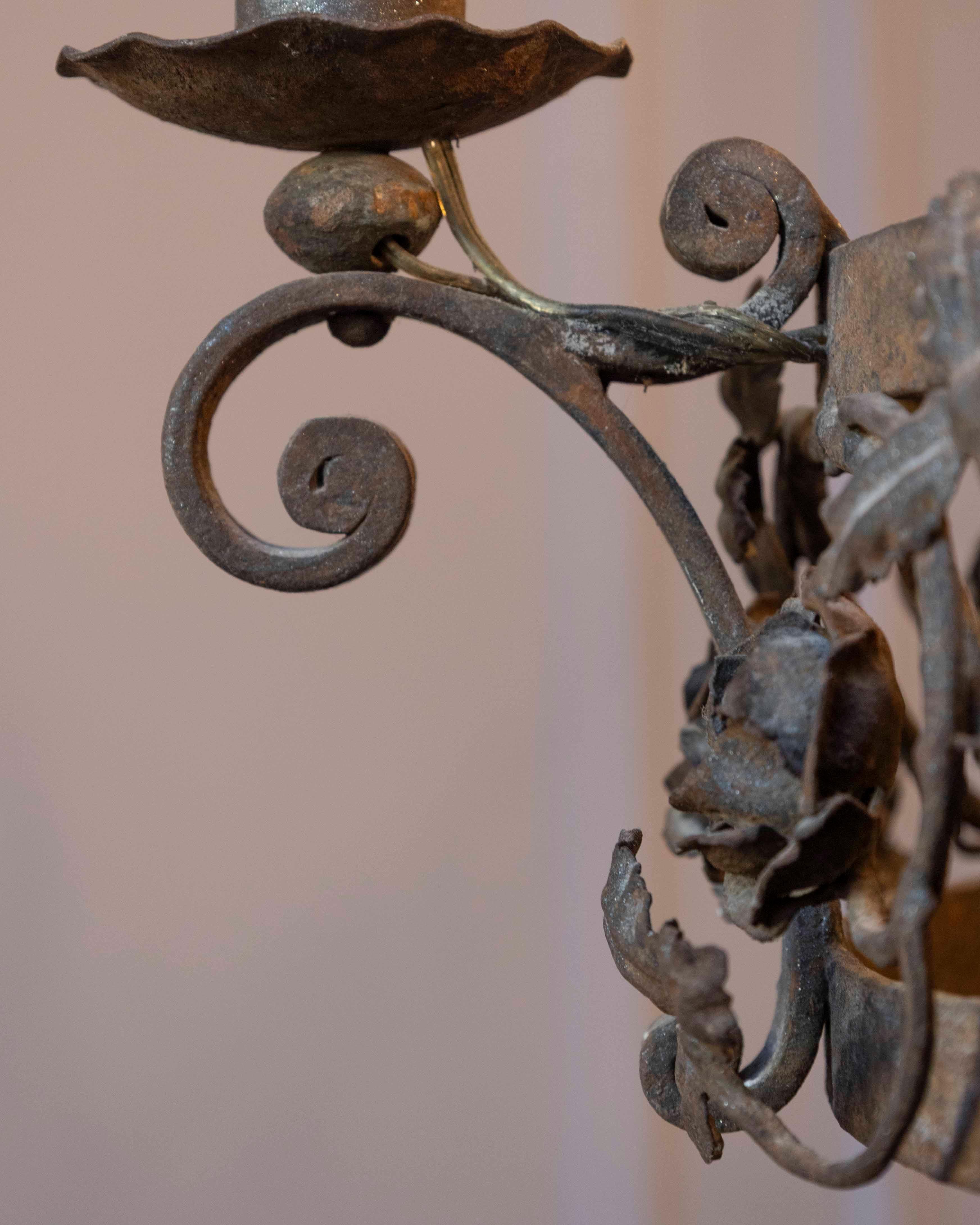 Fer Lustre à anneau en fer à quatre lumières, à fleurs et à vignes, français du 19e siècle en vente