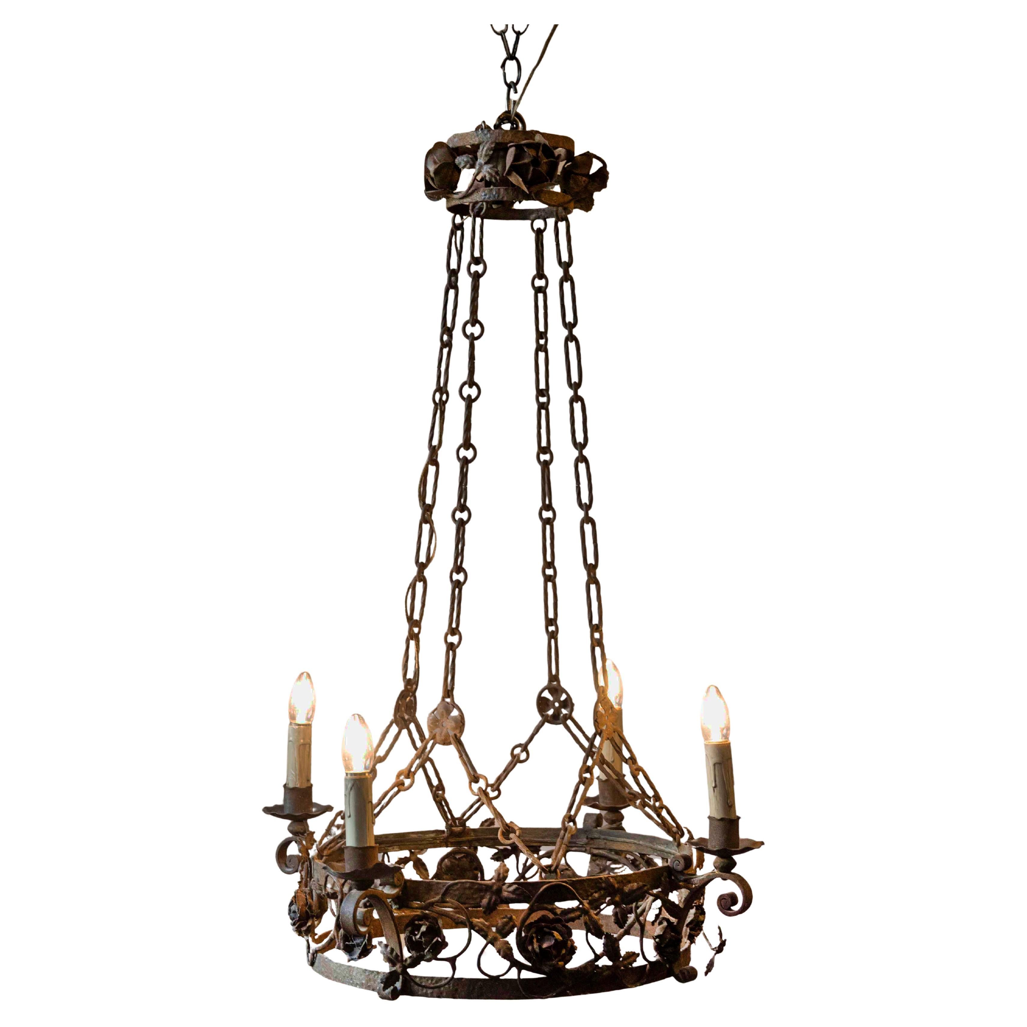 Lampadario ad anello francese del XIX secolo a quattro luci in ferro con fiori e viti