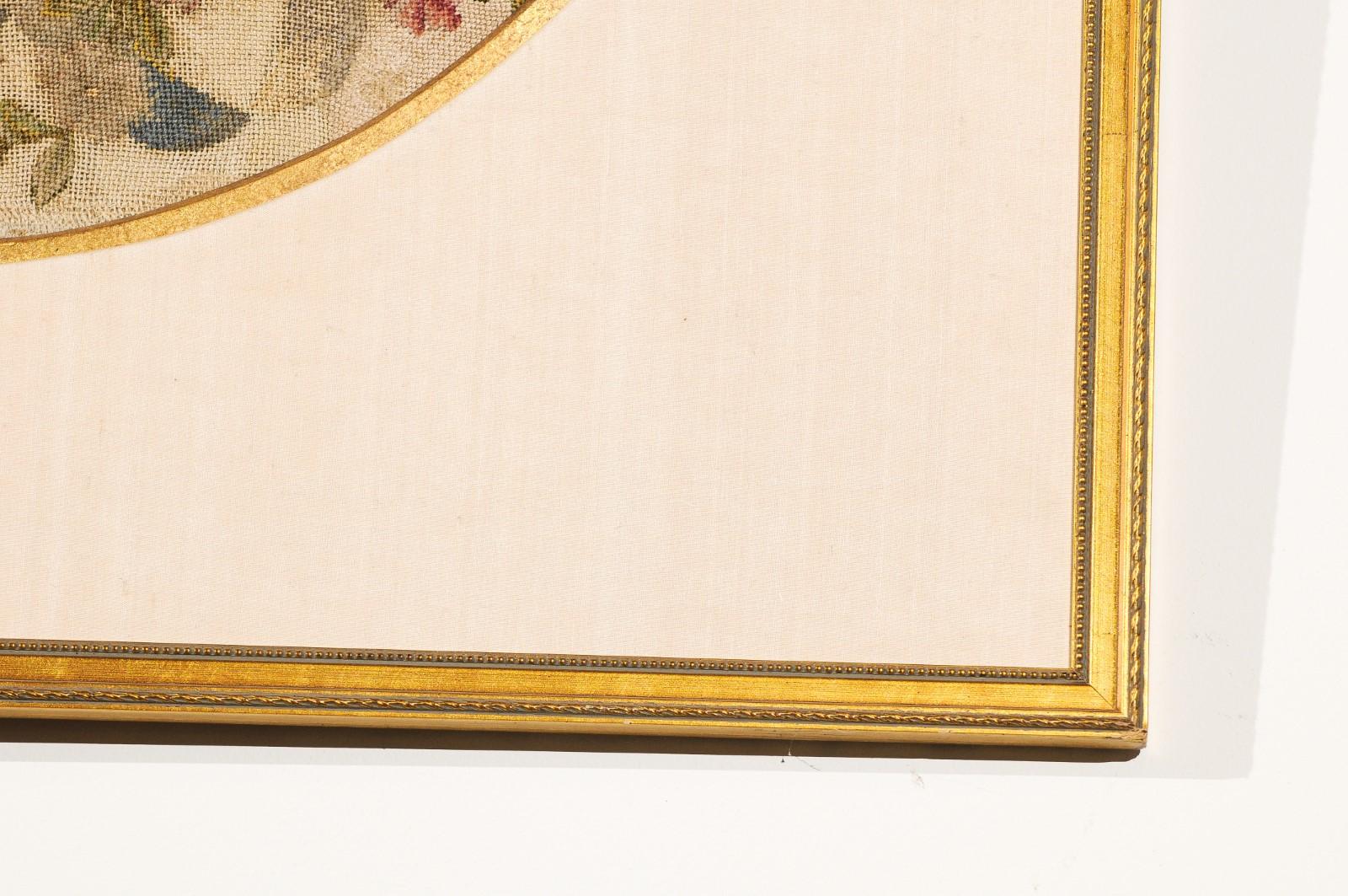 Gerahmter Gobelinstickerei-Wandteppich mit Schleifen- und Blumendekor aus dem 19. Jahrhundert 4