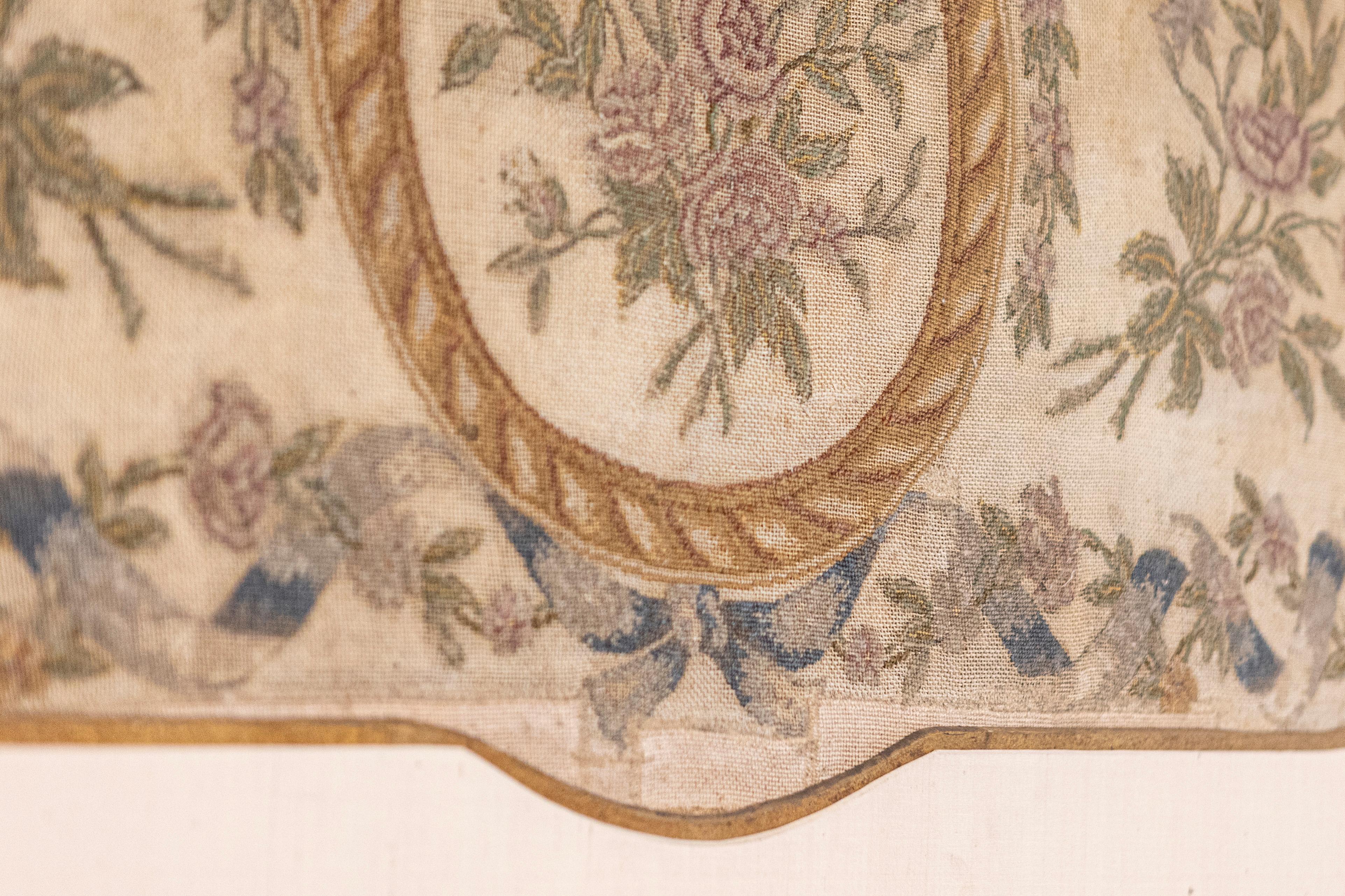 Ein französischer gerahmter Wandteppich aus dem 19. Jahrhundert mit Band- und Blumenmotiven. In einem schlichten, aber eleganten vergoldeten Rahmen mit Passepartout und vergoldetem Rand präsentiert sich diese hübsche horizontale Nadelspitze in einer