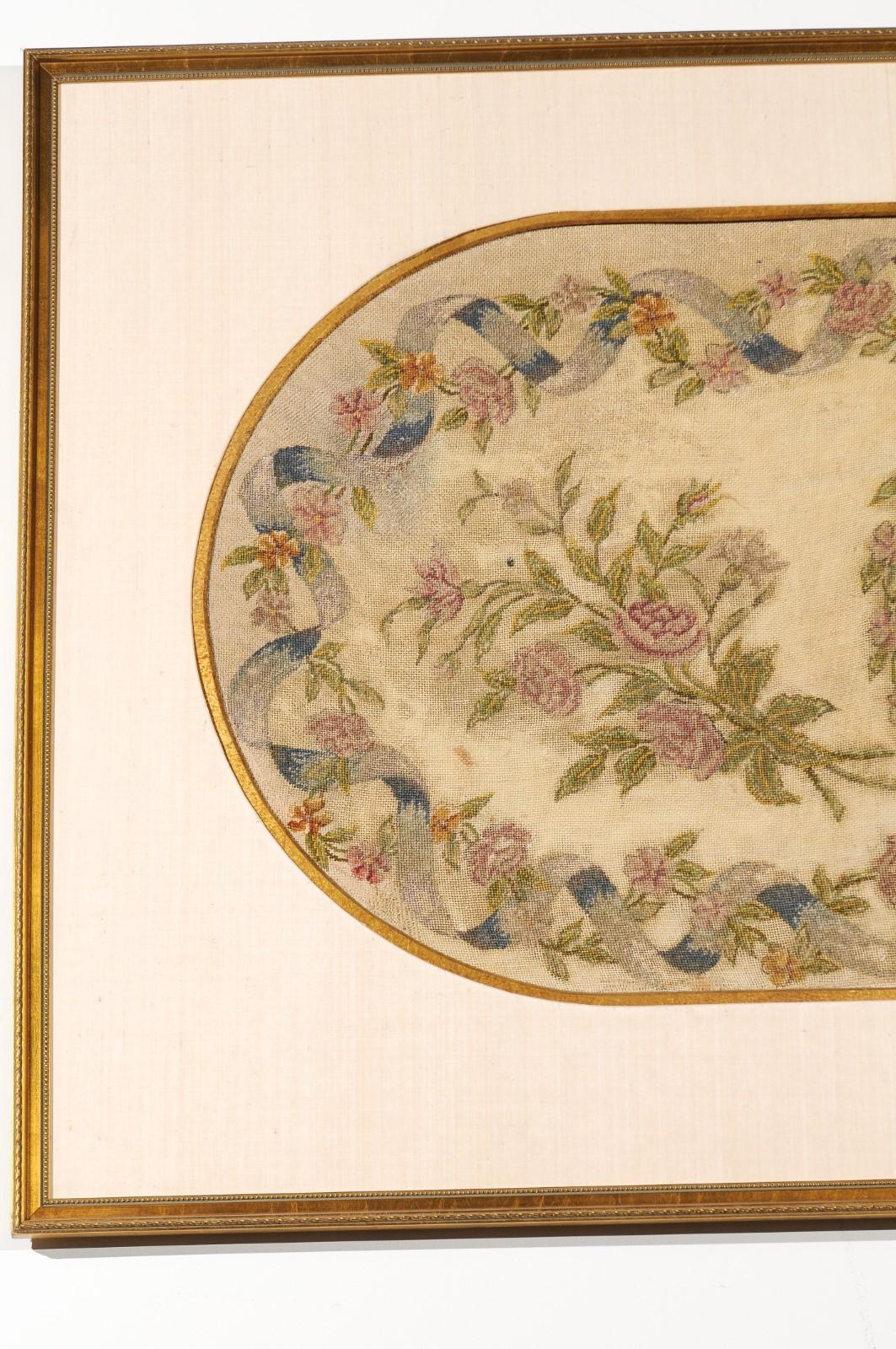 Gerahmter Gobelinstickerei-Wandteppich mit Schleifen- und Blumendekor aus dem 19. Jahrhundert (Gobelinstrickerei)