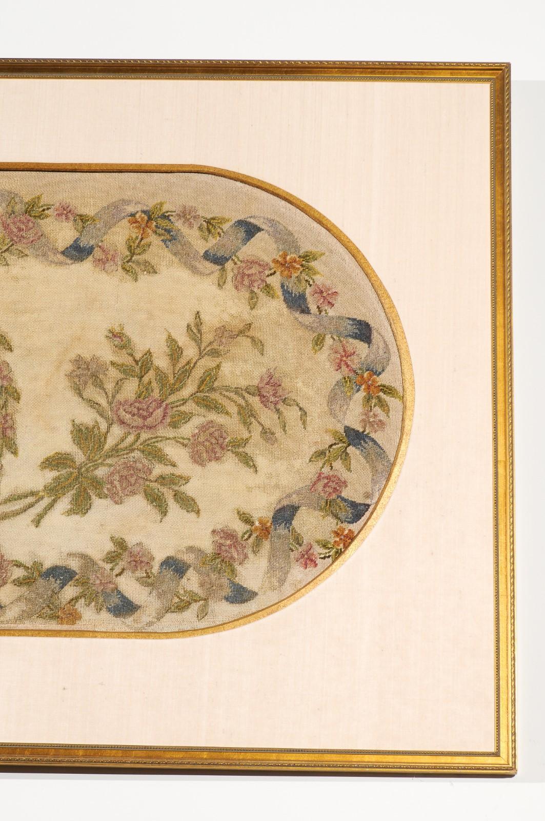 Gerahmter Gobelinstickerei-Wandteppich mit Schleifen- und Blumendekor aus dem 19. Jahrhundert (Vergoldetes Holz)