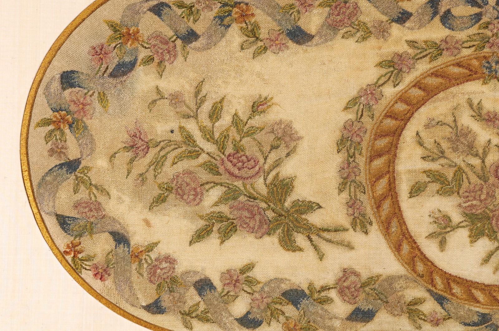 Gerahmter Gobelinstickerei-Wandteppich mit Schleifen- und Blumendekor aus dem 19. Jahrhundert 1
