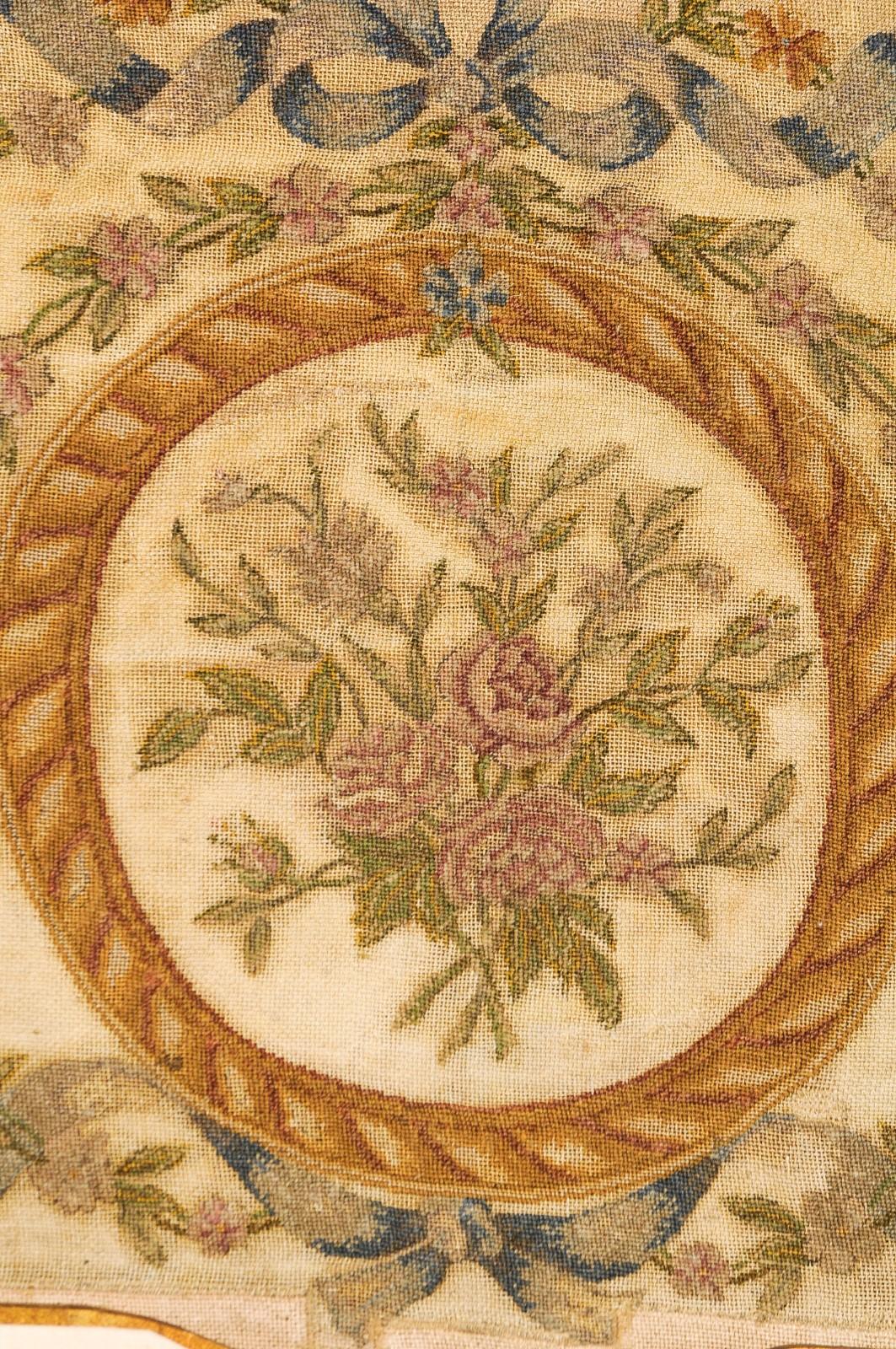 Gerahmter Gobelinstickerei-Wandteppich mit Schleifen- und Blumendekor aus dem 19. Jahrhundert 2