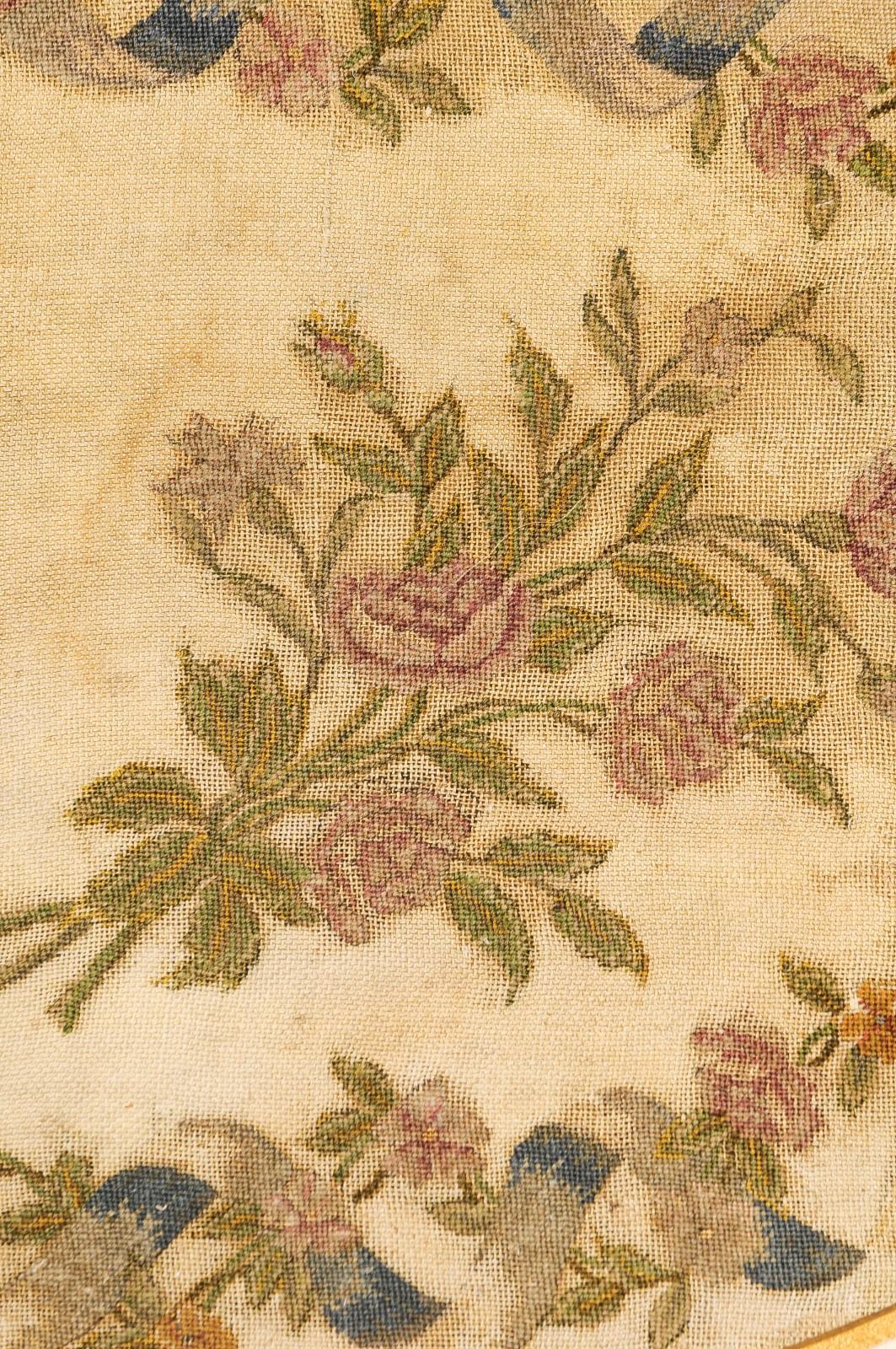 Gerahmter Gobelinstickerei-Wandteppich mit Schleifen- und Blumendekor aus dem 19. Jahrhundert 3